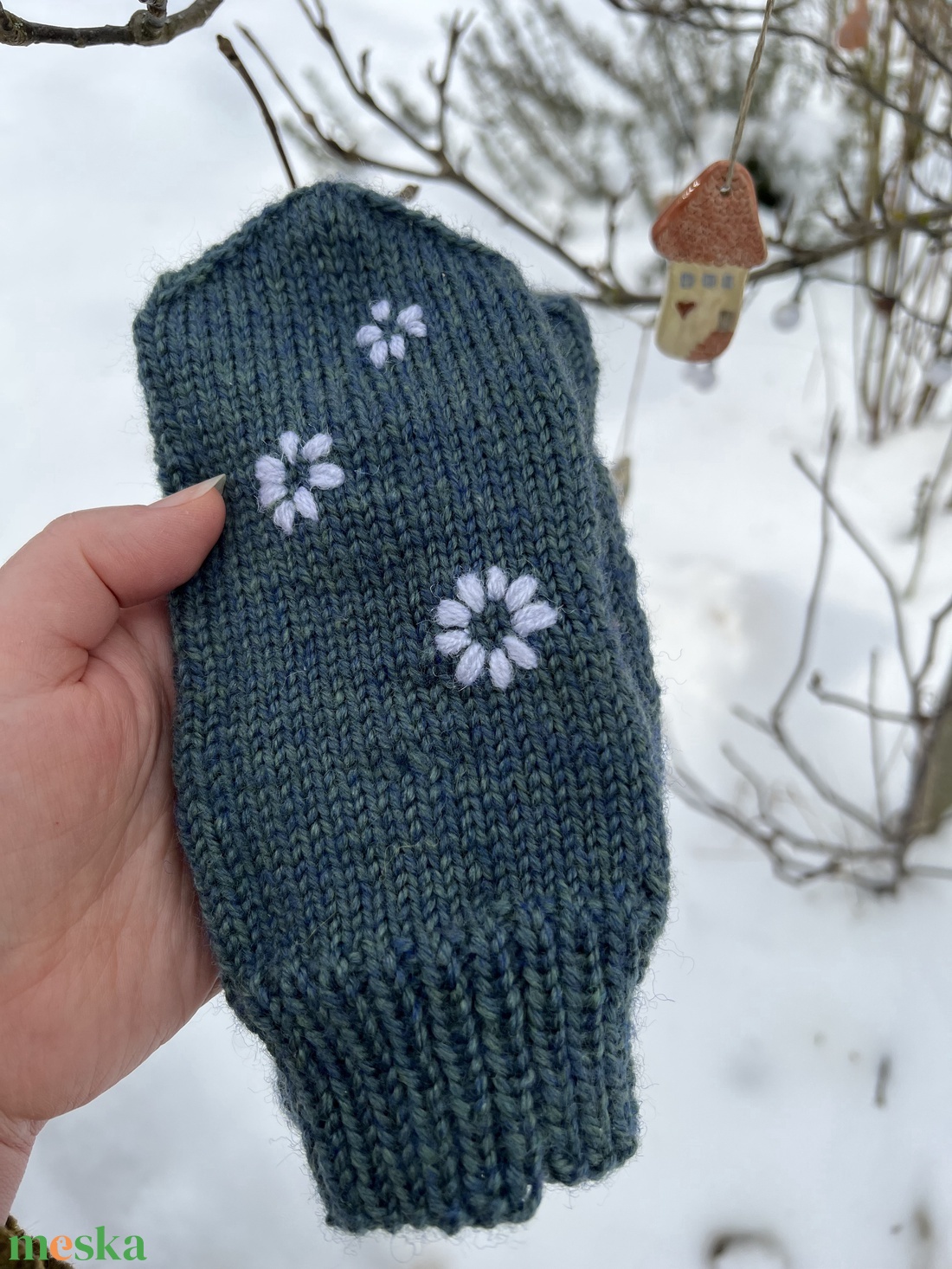 Kézzel kötött gyapjú kesztyű hímzett virágokkal (S-M méret) - ruha & divat - sál, sapka, kendő - kesztyű - Meska.hu