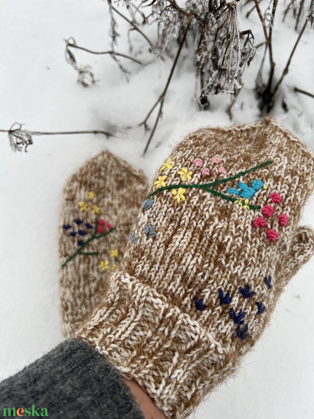 Egyedi, kézzel hímzett gyapjú-mohair kesztyű � Téli virágoskert - ruha & divat - sál, sapka, kendő - kesztyű - Meska.hu
