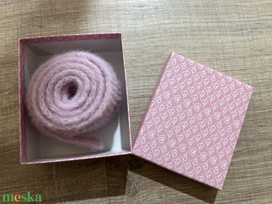 Kézzel kötött Mini Sophie sál - Rózsaszín alpaka és selyem nyakmelegítő - Elegáns ajándék díszdobozban - ruha & divat - sál, sapka, kendő - sál - Meska.hu