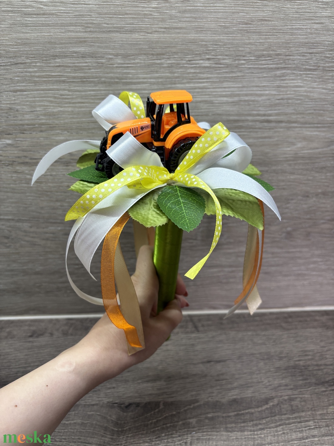 Traktoros ballagási csokor - otthon & életmód - virágdekoráció - virágok - virágcsokor - Meska.hu