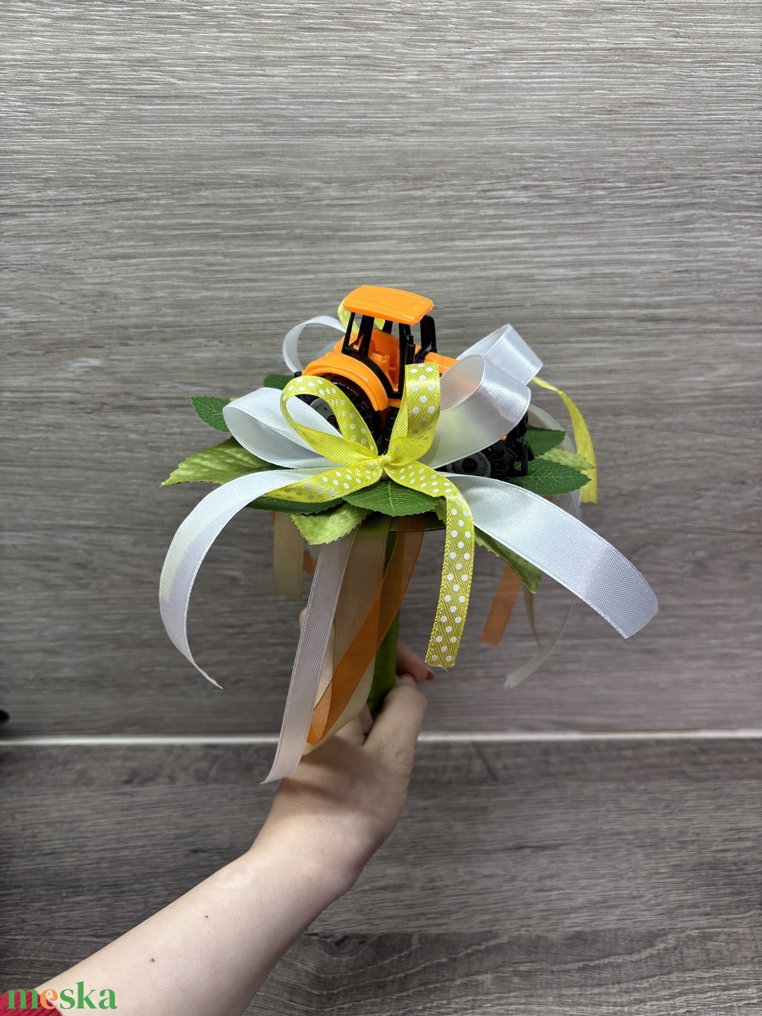 Traktoros ballagási csokor - otthon & életmód - virágdekoráció - virágok - virágcsokor - Meska.hu