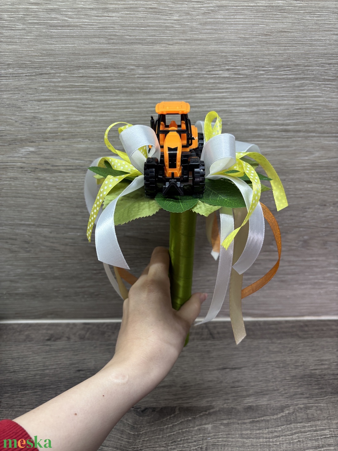 Traktoros ballagási csokor - otthon & életmód - virágdekoráció - virágok - virágcsokor - Meska.hu