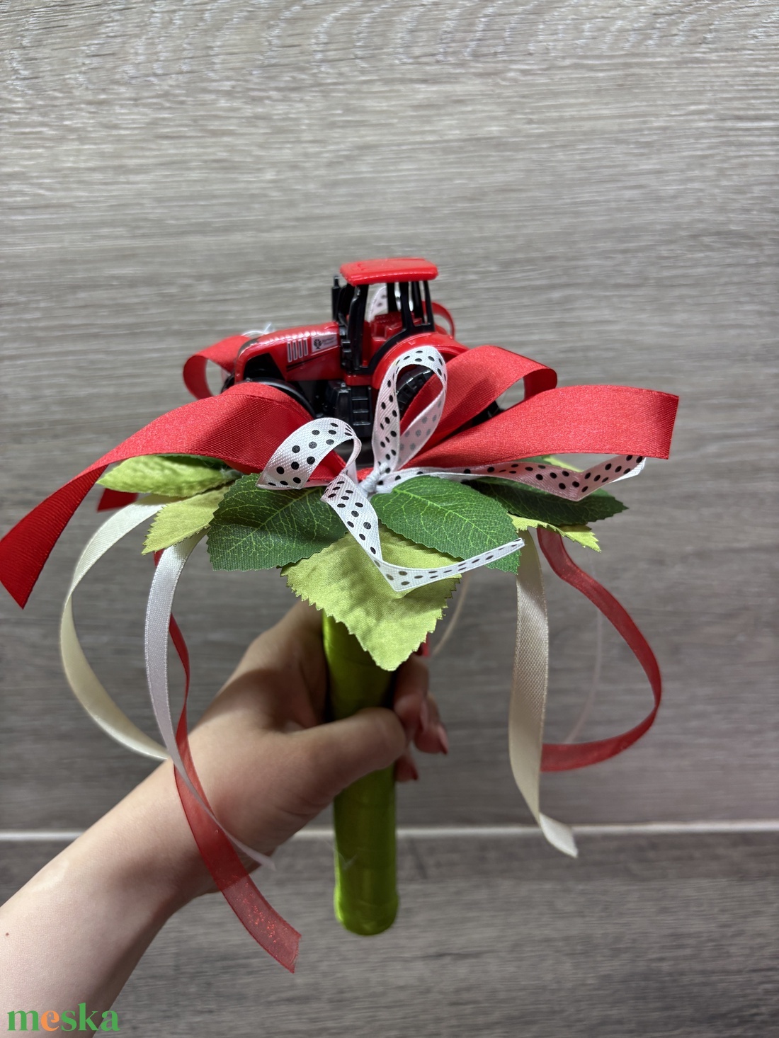 Traktoros ballagási csokor - otthon & életmód - virágdekoráció - virágok - virágcsokor - Meska.hu