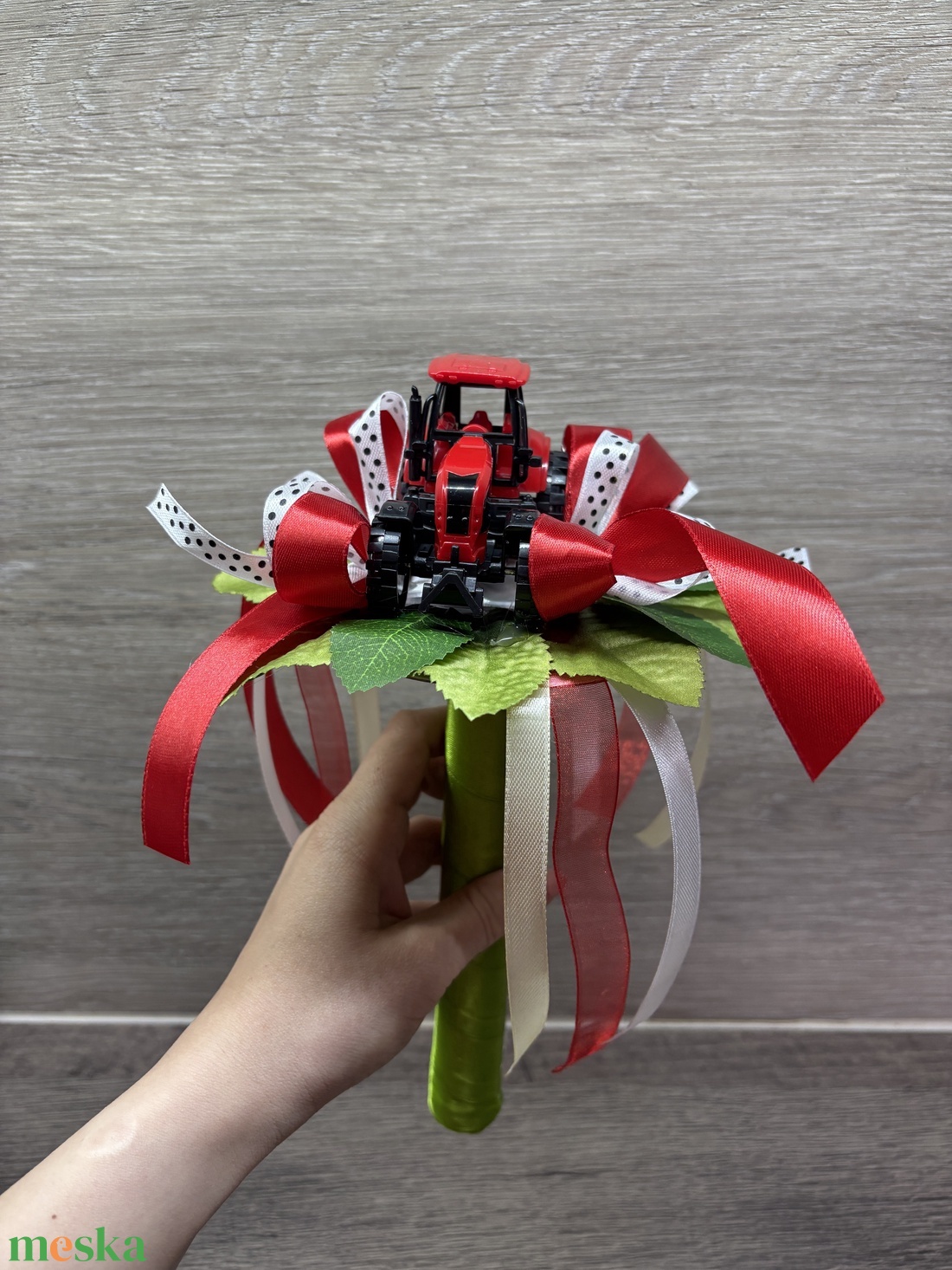 Traktoros ballagási csokor - otthon & életmód - virágdekoráció - virágok - virágcsokor - Meska.hu