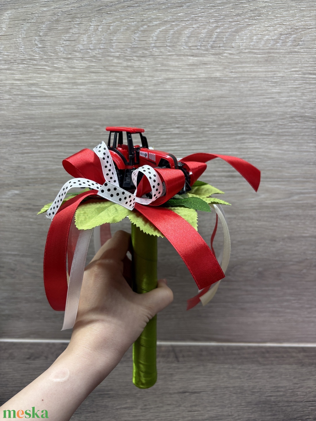 Traktoros ballagási csokor - otthon & életmód - virágdekoráció - virágok - virágcsokor - Meska.hu