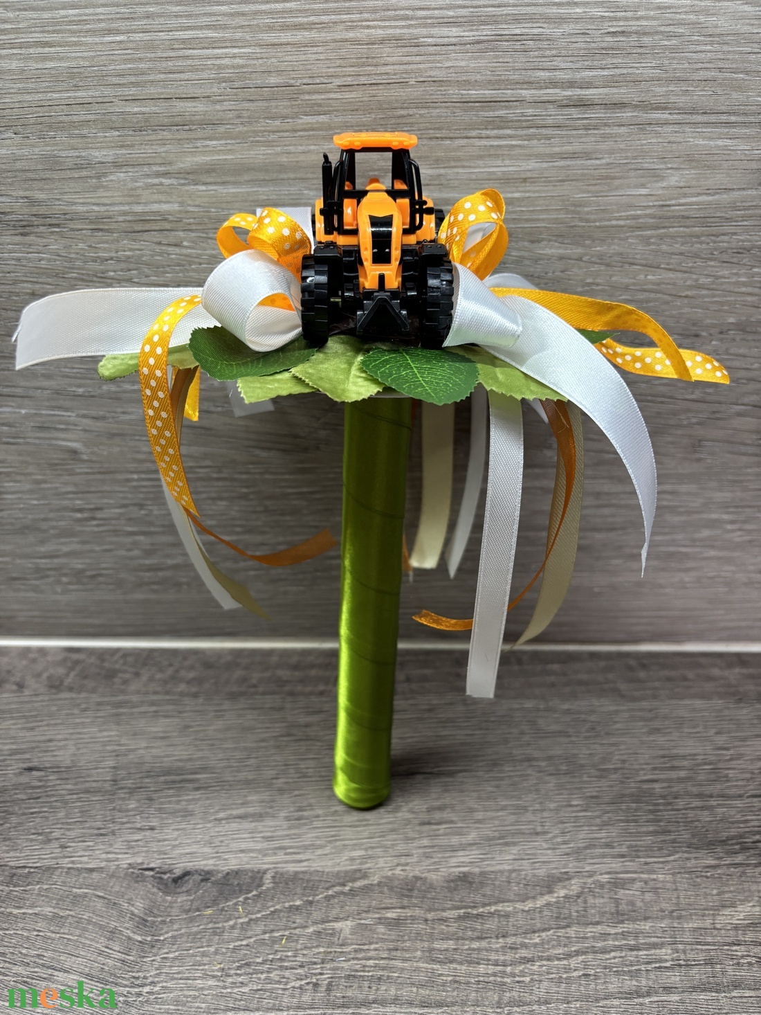 Traktoros ballagási csokor - otthon & életmód - virágdekoráció - virágok - virágcsokor - Meska.hu