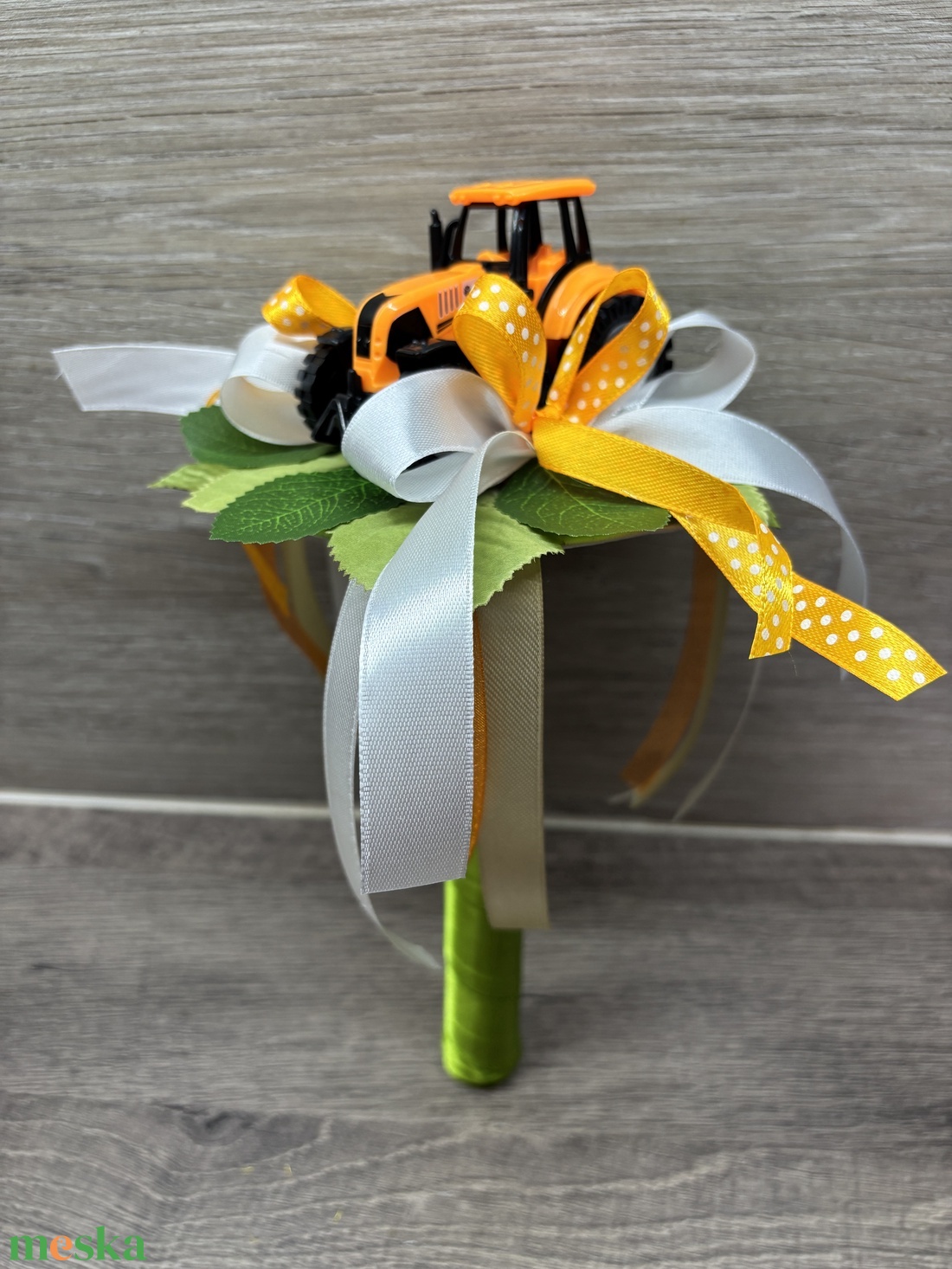 Traktoros ballagási csokor - otthon & életmód - virágdekoráció - virágok - virágcsokor - Meska.hu