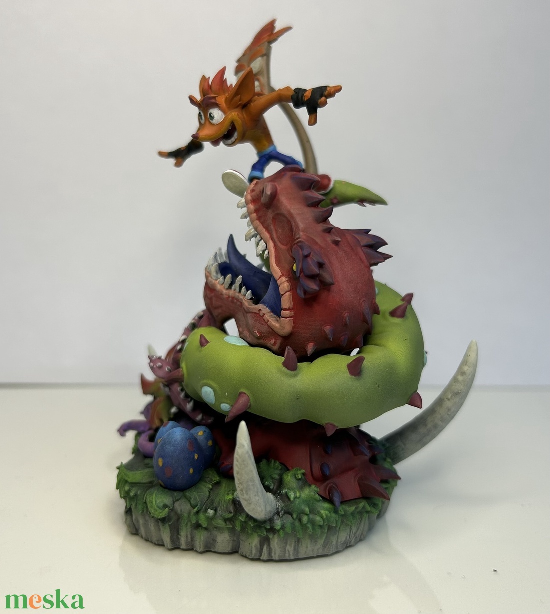 Crash Bandicoot kézzel festett szobor � gamer dekor / gyűjtői figura - otthon & életmód - dekoráció - asztal és polc dekoráció - könyvszobor - Meska.hu