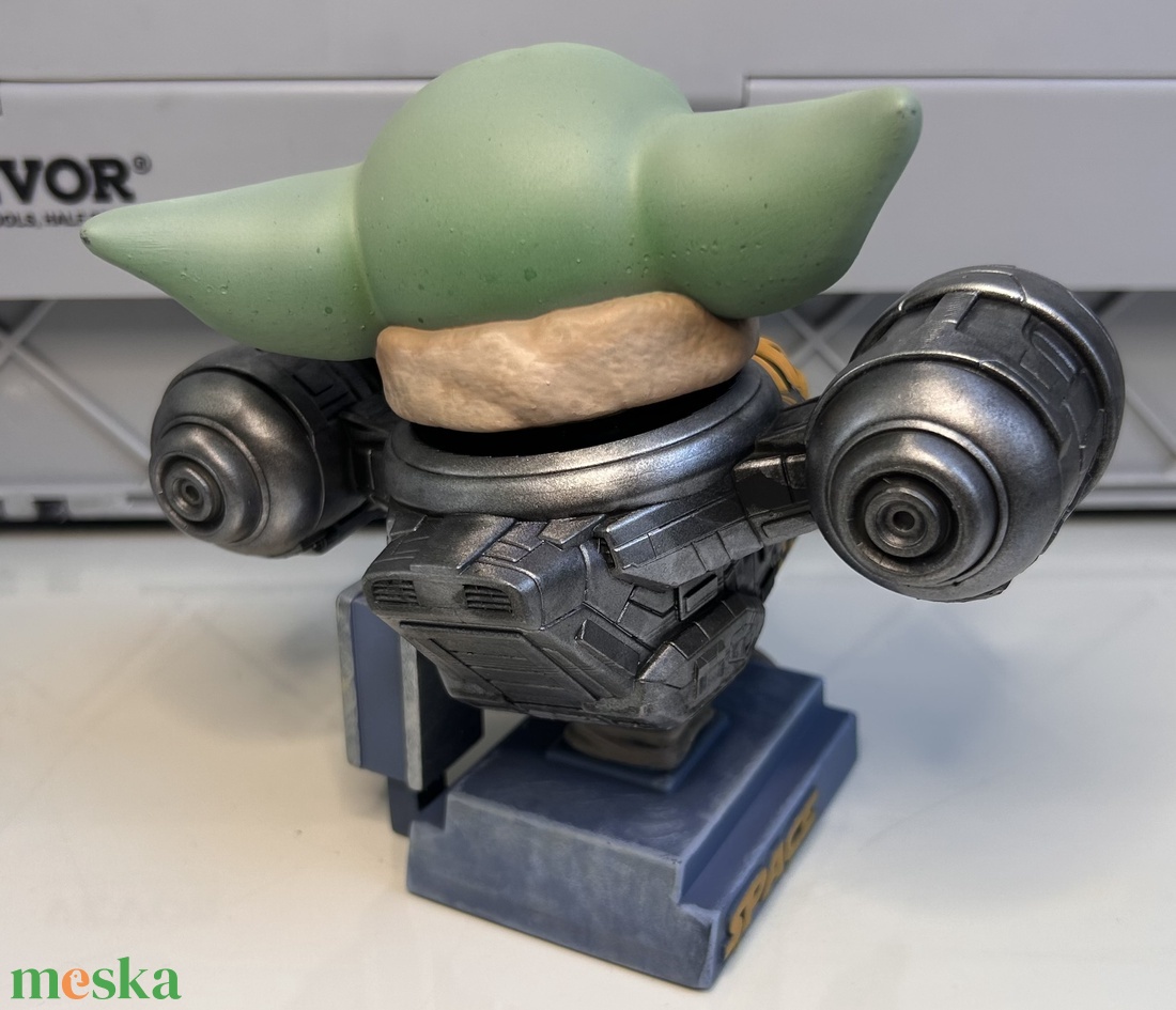 Kézzel festett Grogu figura a Razor Crest hajón � The Mandalorian ihlette gyűjtői szobor - otthon & életmód - dekoráció - asztal és polc dekoráció - asztaldísz - Meska.hu