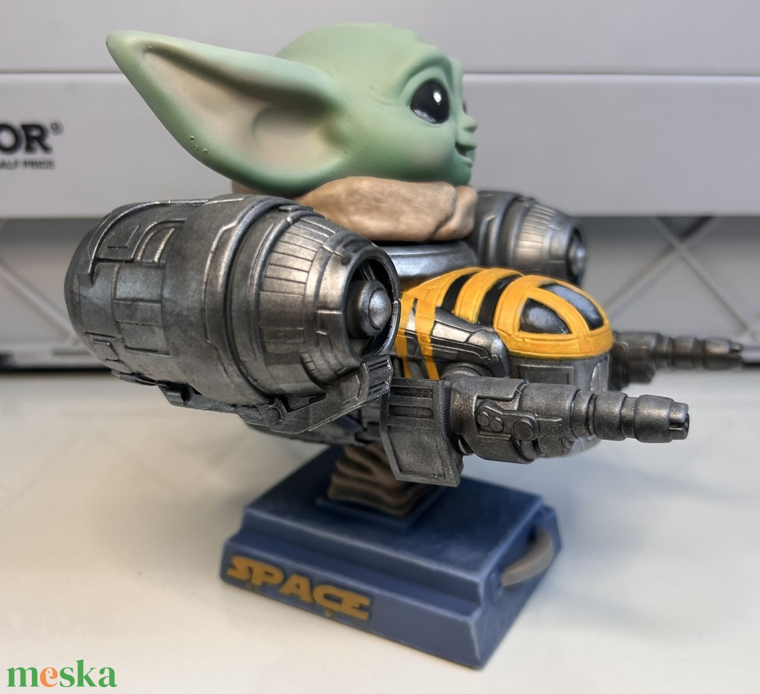 Kézzel festett Grogu figura a Razor Crest hajón � The Mandalorian ihlette gyűjtői szobor - otthon & életmód - dekoráció - asztal és polc dekoráció - asztaldísz - Meska.hu