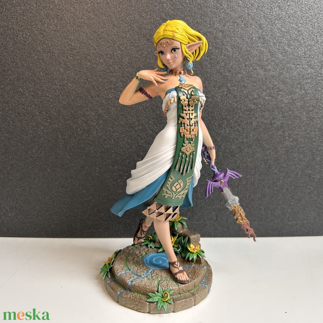 Princess Zelda (Tears of the Kingdom) � kézzel festett prémium műgyanta szobor a Megromlott Mesterkarddal - otthon & életmód - dekoráció - asztal és polc dekoráció - könyvszobor - Meska.hu
