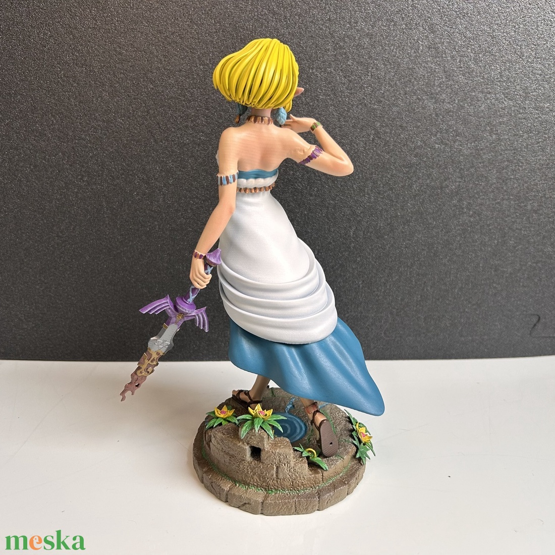 Princess Zelda (Tears of the Kingdom) � kézzel festett prémium műgyanta szobor a Megromlott Mesterkarddal - otthon & életmód - dekoráció - asztal és polc dekoráció - könyvszobor - Meska.hu