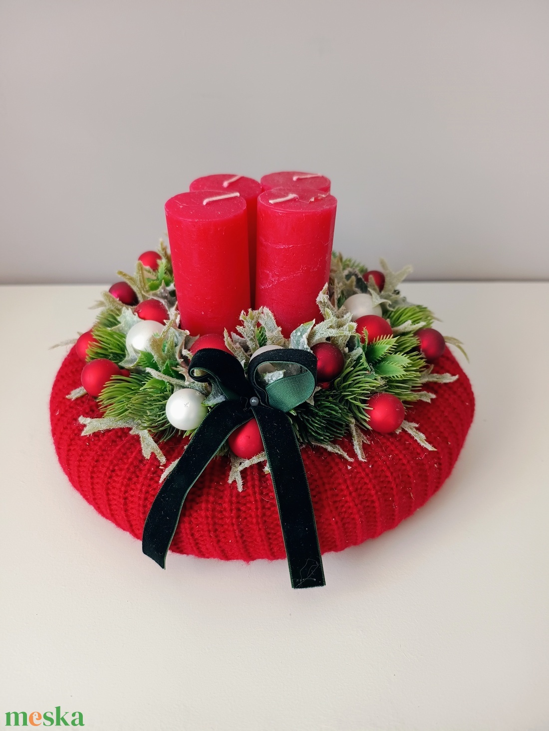Piros kötött alapon piros gyertyákkal adventi koszorú, karácsonyi asztaldísz - karácsony - adventi díszek - adventi koszorú - Meska.hu