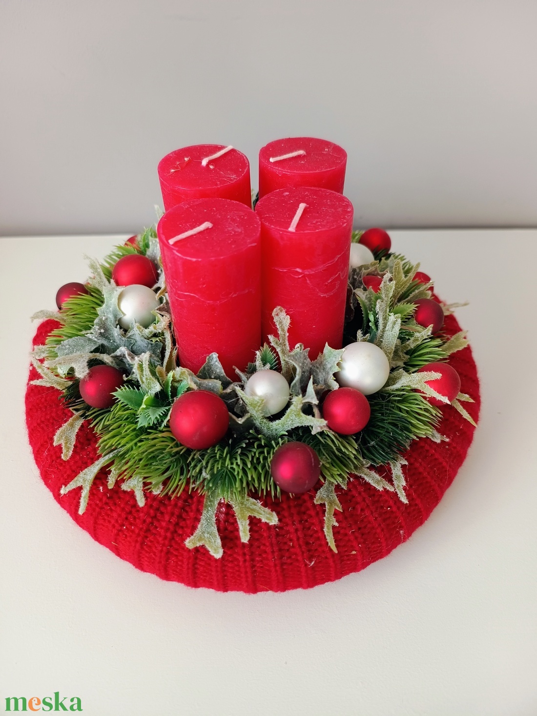 Piros kötött alapon piros gyertyákkal adventi koszorú, karácsonyi asztaldísz - karácsony - adventi díszek - adventi koszorú - Meska.hu