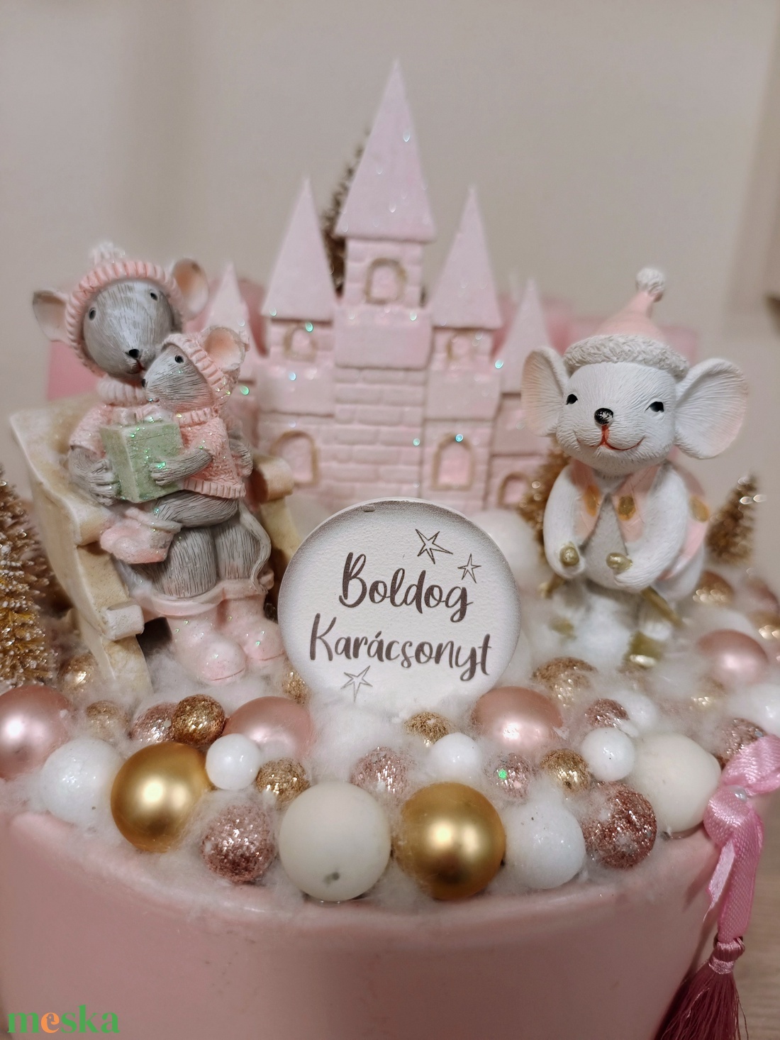 Púder rózsaszín egér figurás kastély díszítéssel négy gyertyával adventi karácsonyi ünnepi asztaldísz - karácsony - adventi díszek - adventi asztaldísz - Meska.hu
