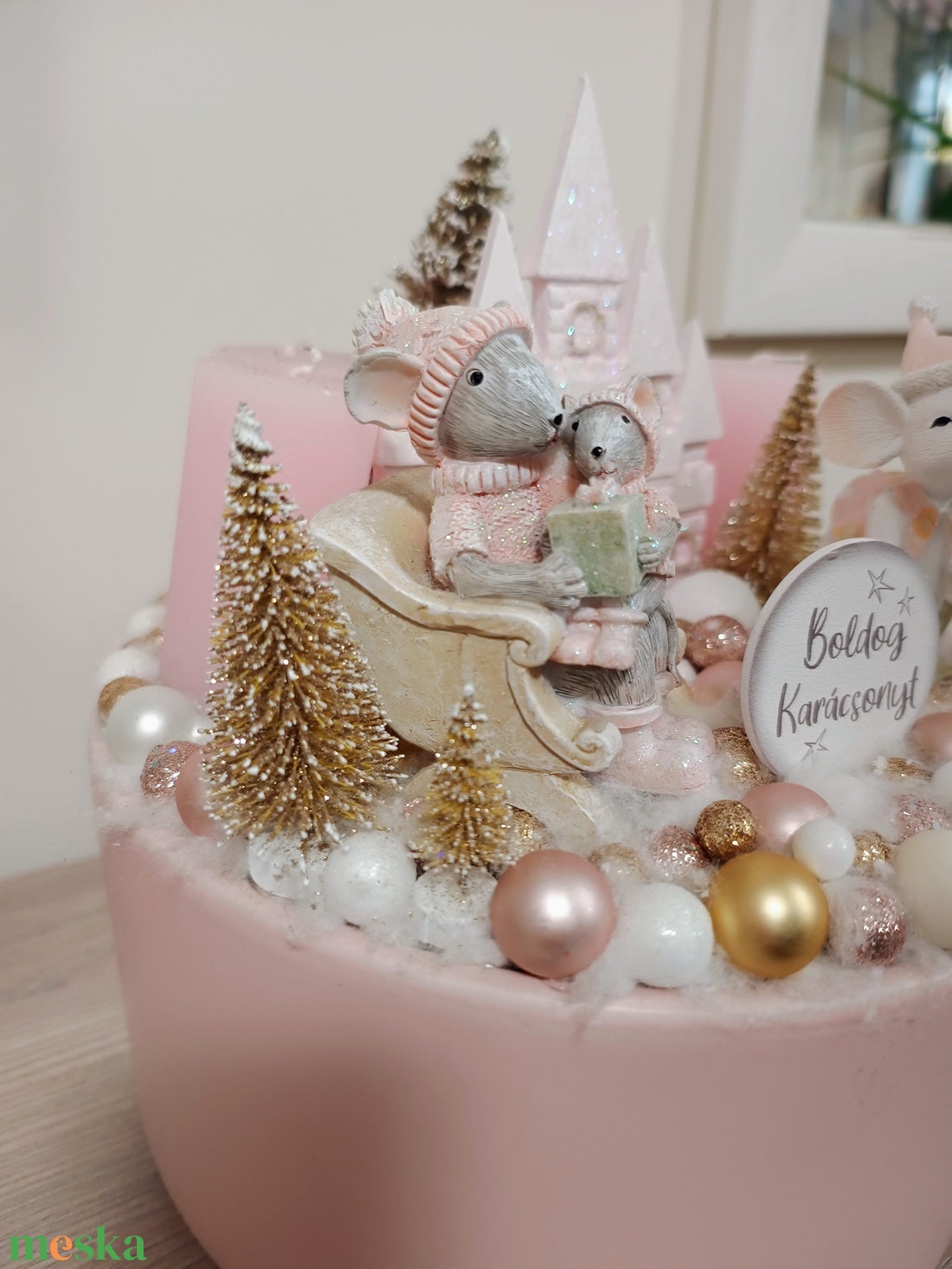 Púder rózsaszín egér figurás kastély díszítéssel négy gyertyával adventi karácsonyi ünnepi asztaldísz - karácsony - adventi díszek - adventi asztaldísz - Meska.hu