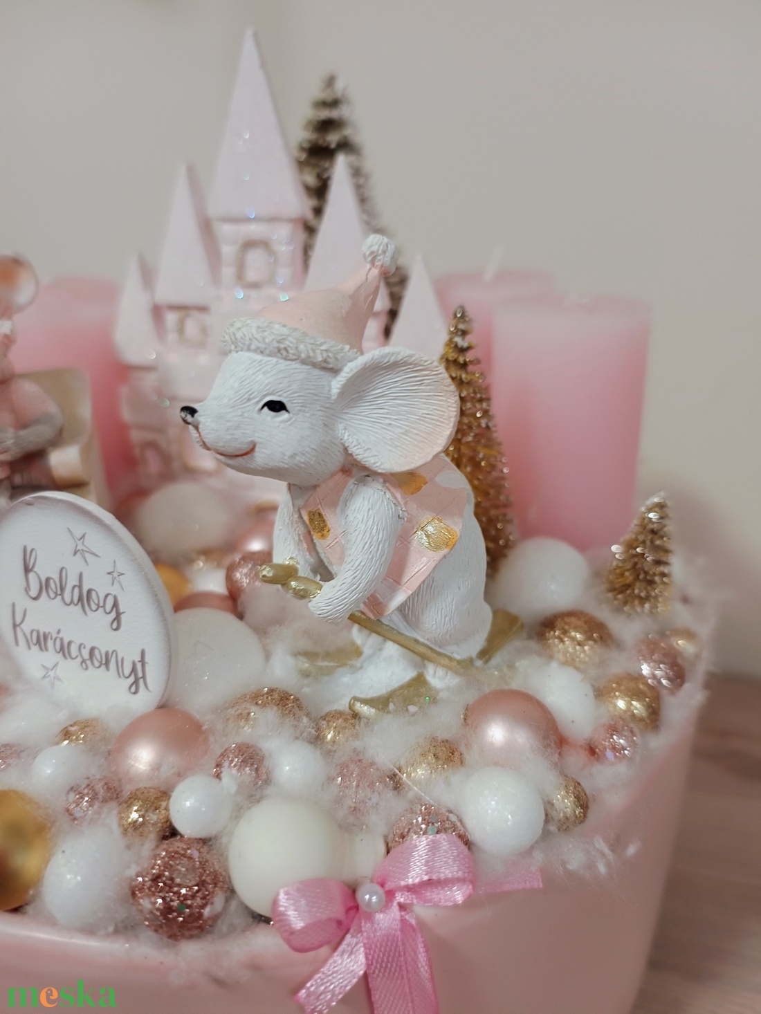 Púder rózsaszín egér figurás kastély díszítéssel négy gyertyával adventi karácsonyi ünnepi asztaldísz - karácsony - adventi díszek - adventi asztaldísz - Meska.hu