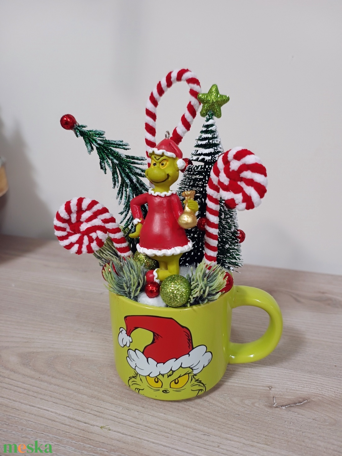 Grincs bögrés dísz - grinch bögrés dísz asztalra, polcra  - karácsony - karácsonyi lakásdekoráció - ünnepi asztaldekoráció - Meska.hu