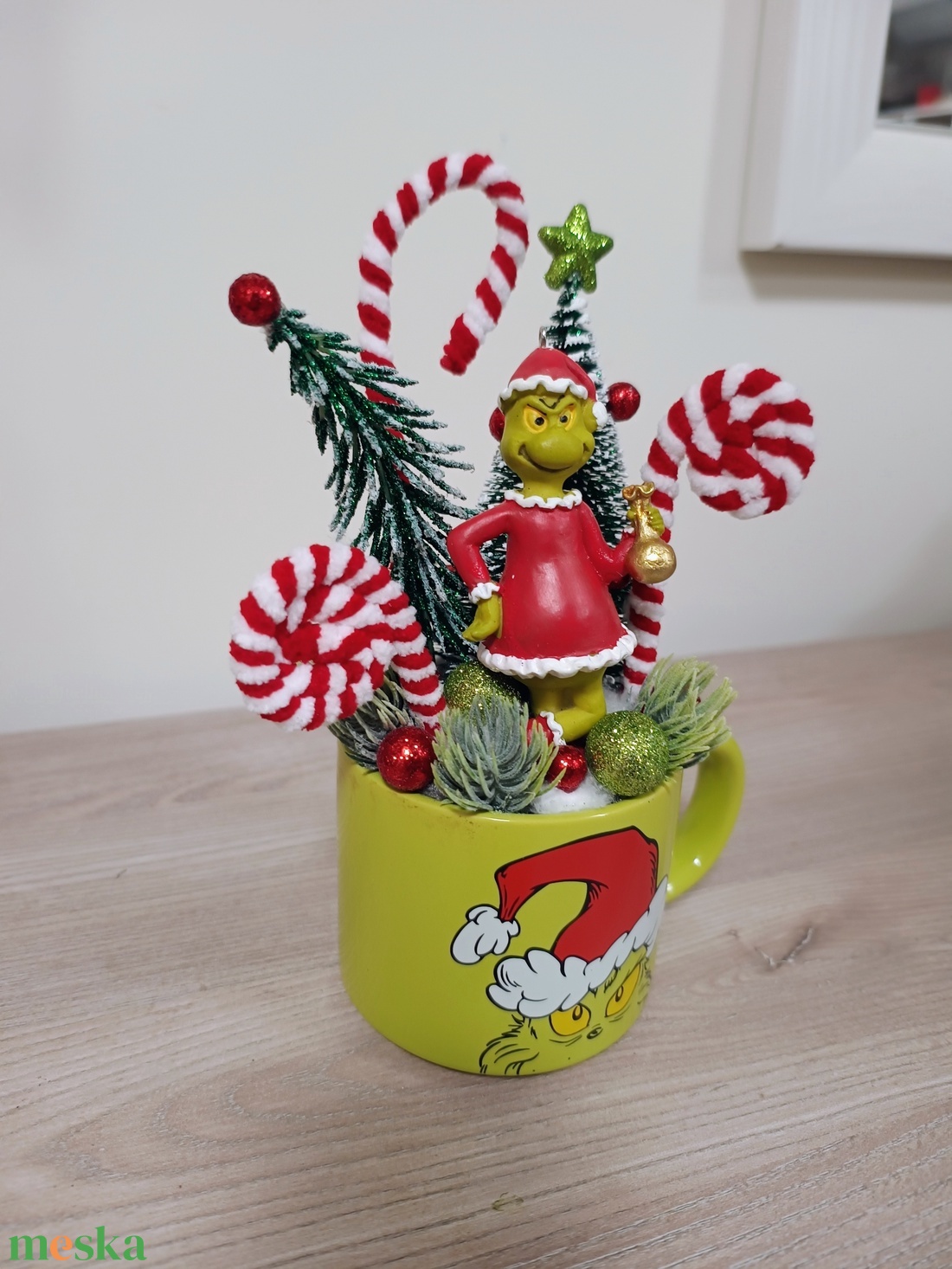 Grincs bögrés dísz - grinch bögrés dísz asztalra, polcra  - karácsony - karácsonyi lakásdekoráció - ünnepi asztaldekoráció - Meska.hu