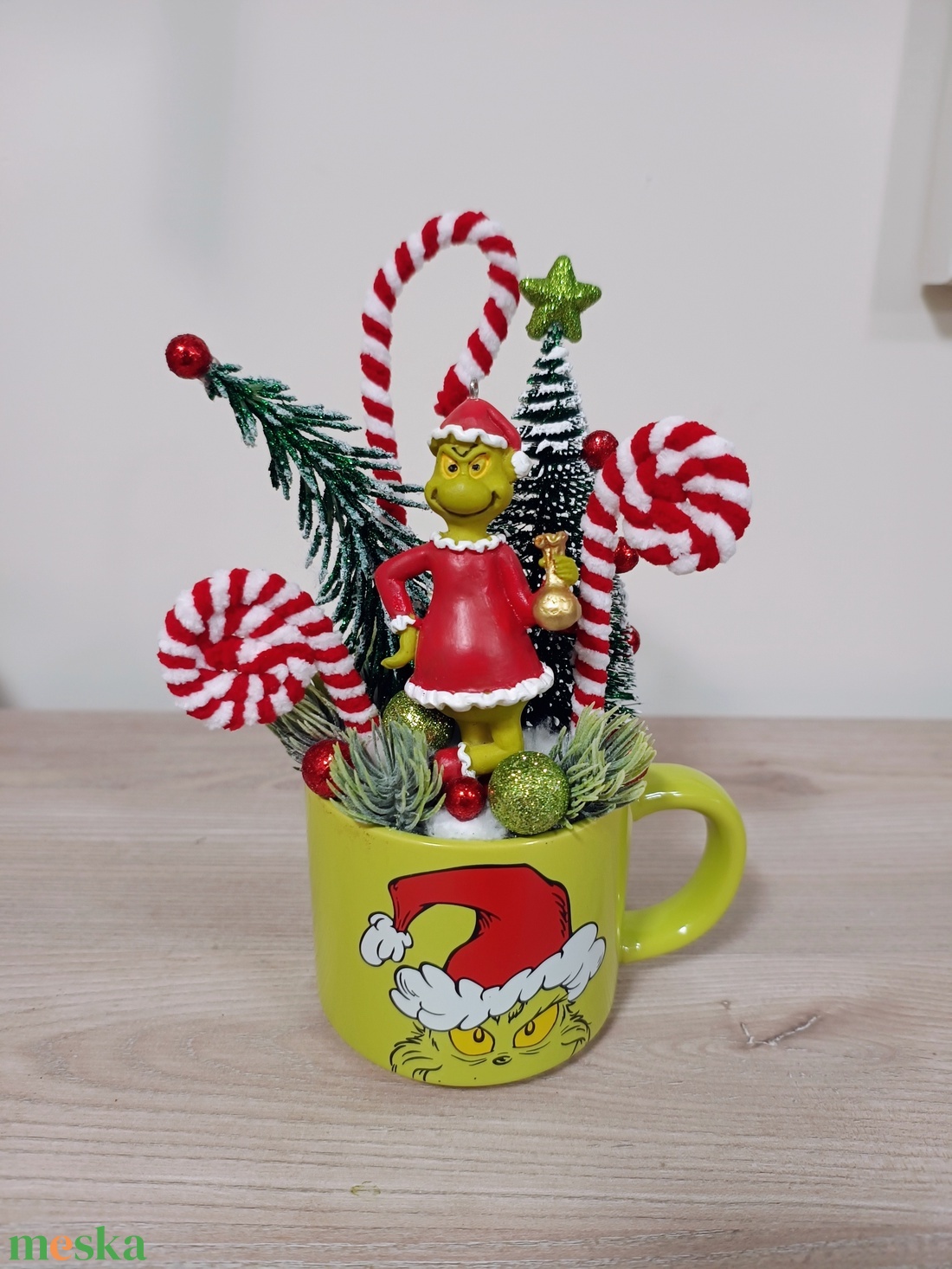 Grincs bögrés dísz - grinch bögrés dísz asztalra, polcra  - karácsony - karácsonyi lakásdekoráció - ünnepi asztaldekoráció - Meska.hu