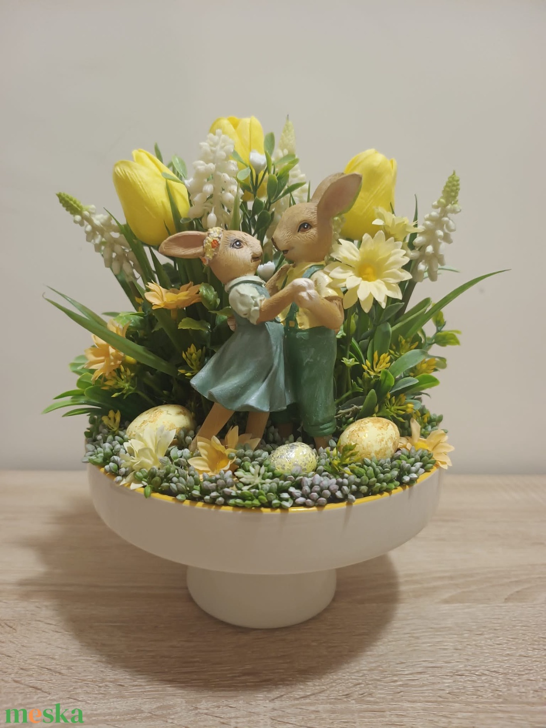 Húsvéti asztaldísz táncoló nyuszi párral sárga színvilágban tulipán díszítéssel - ünnepi díszek, dekorációk - húsvéti díszek és dekorációk - húsvéti virágos díszek - Meska.hu