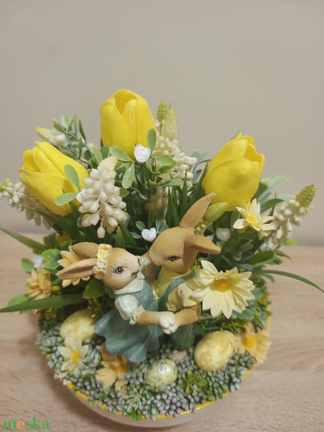 Húsvéti asztaldísz táncoló nyuszi párral sárga színvilágban tulipán díszítéssel - ünnepi díszek, dekorációk - húsvéti díszek és dekorációk - húsvéti virágos díszek - Meska.hu