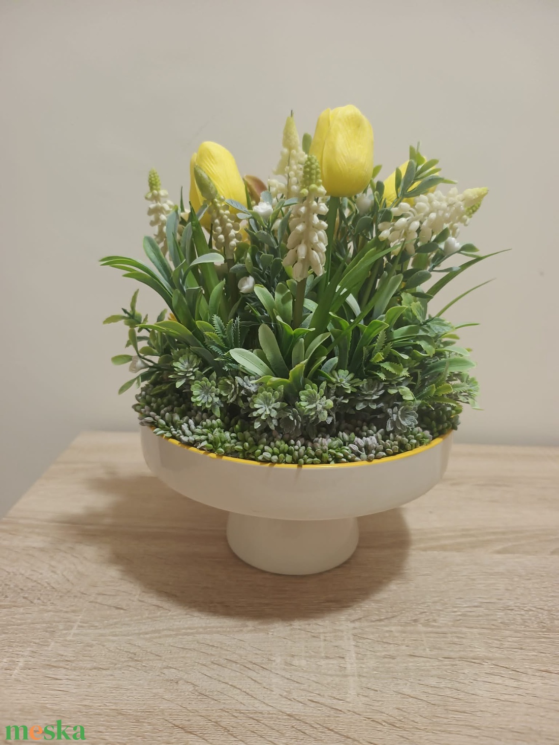 Húsvéti asztaldísz táncoló nyuszi párral sárga színvilágban tulipán díszítéssel - ünnepi díszek, dekorációk - húsvéti díszek és dekorációk - húsvéti virágos díszek - Meska.hu