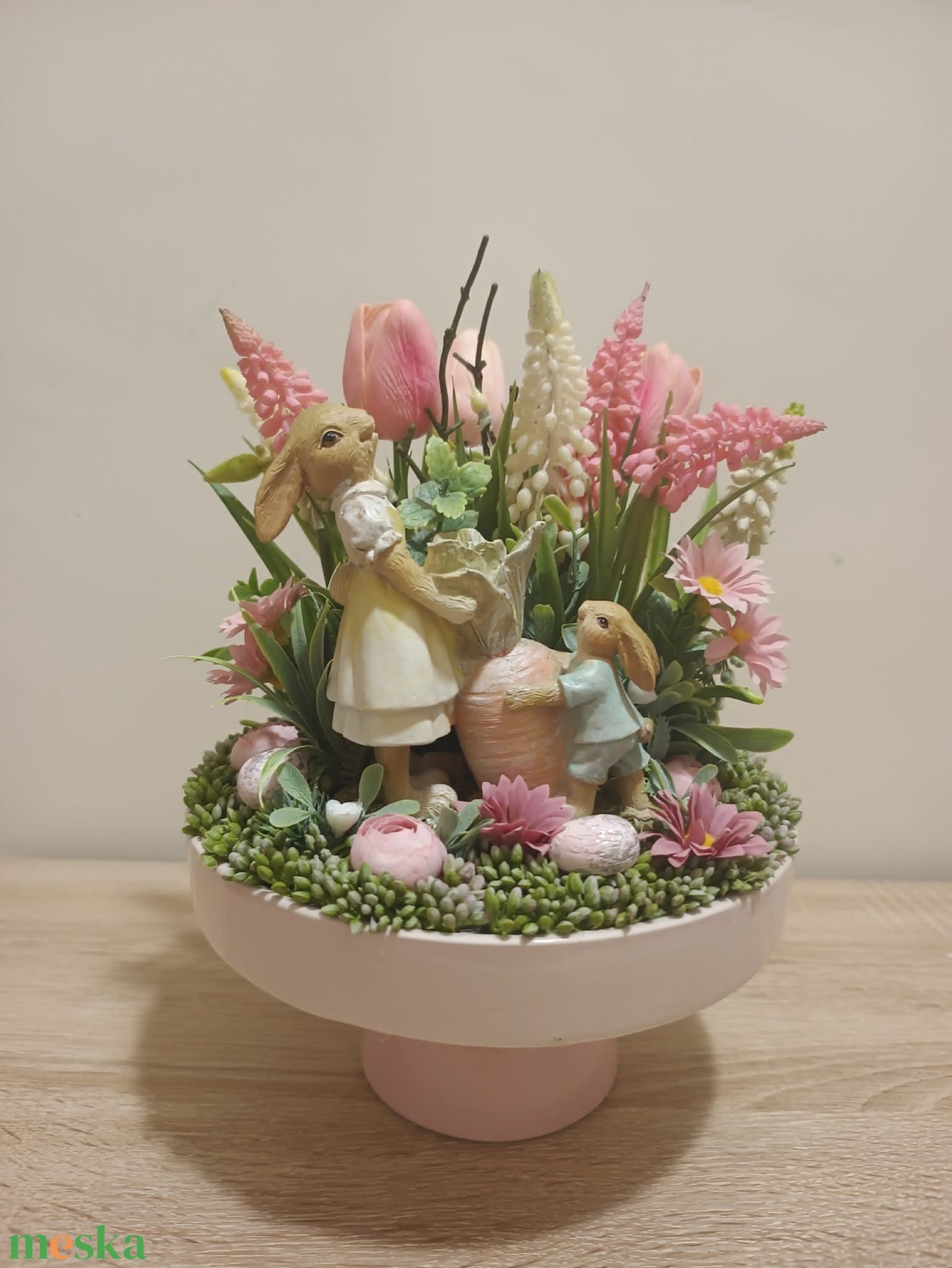 Húsvéti asztaldísz répát cipelő nyuszi mama-gyerek párral rózsaszín színvilágban tulipán díszítéssel - ünnepi díszek, dekorációk - húsvéti díszek és dekorációk - húsvéti virágos díszek - Meska.hu