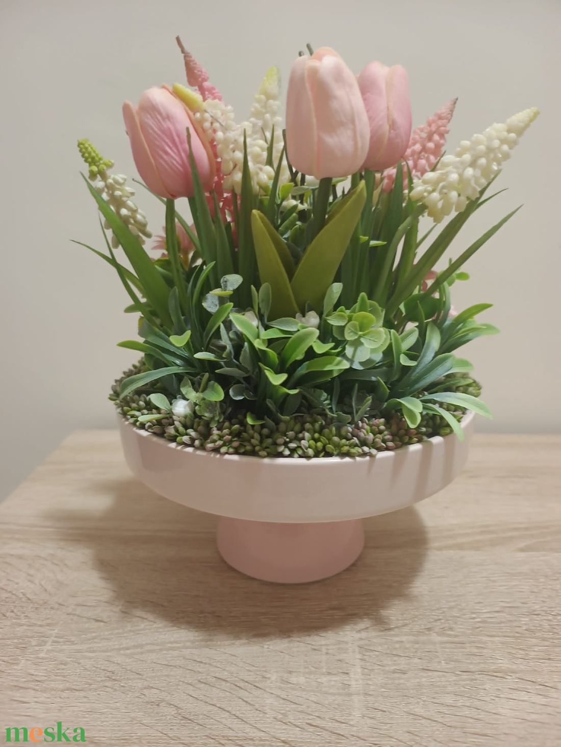 Húsvéti asztaldísz répát cipelő nyuszi mama-gyerek párral rózsaszín színvilágban tulipán díszítéssel - ünnepi díszek, dekorációk - húsvéti díszek és dekorációk - húsvéti virágos díszek - Meska.hu