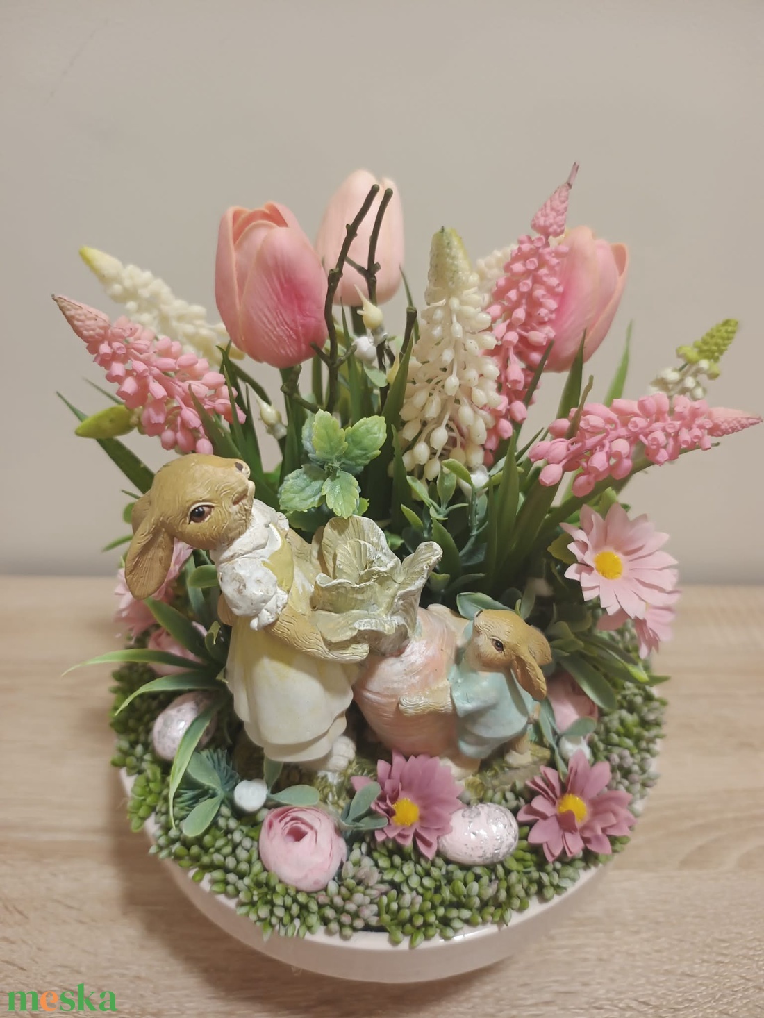 Húsvéti asztaldísz répát cipelő nyuszi mama-gyerek párral rózsaszín színvilágban tulipán díszítéssel - ünnepi díszek, dekorációk - húsvéti díszek és dekorációk - húsvéti virágos díszek - Meska.hu