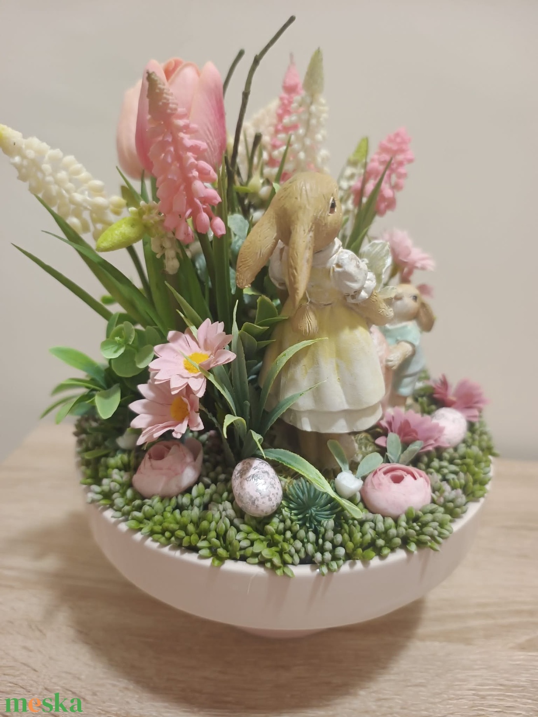 Húsvéti asztaldísz répát cipelő nyuszi mama-gyerek párral rózsaszín színvilágban tulipán díszítéssel - ünnepi díszek, dekorációk - húsvéti díszek és dekorációk - húsvéti virágos díszek - Meska.hu