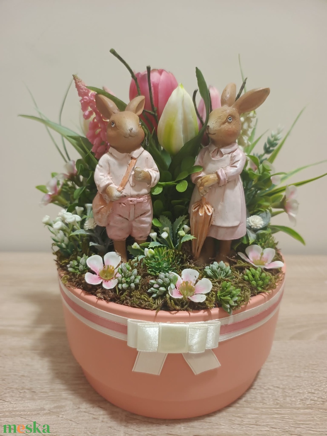 Húsvéti asztaldísz nyuszi párral rózsaszín színvilágban tulipán díszítéssel - ünnepi díszek, dekorációk - húsvéti díszek és dekorációk - húsvéti virágos díszek - Meska.hu