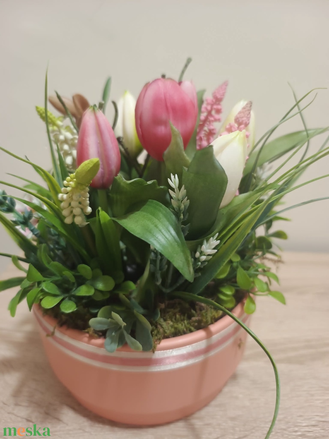 Húsvéti asztaldísz nyuszi párral rózsaszín színvilágban tulipán díszítéssel - ünnepi díszek, dekorációk - húsvéti díszek és dekorációk - húsvéti virágos díszek - Meska.hu