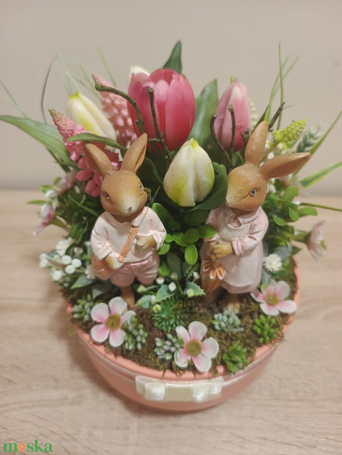 Húsvéti asztaldísz nyuszi párral rózsaszín színvilágban tulipán díszítéssel - ünnepi díszek, dekorációk - húsvéti díszek és dekorációk - húsvéti virágos díszek - Meska.hu