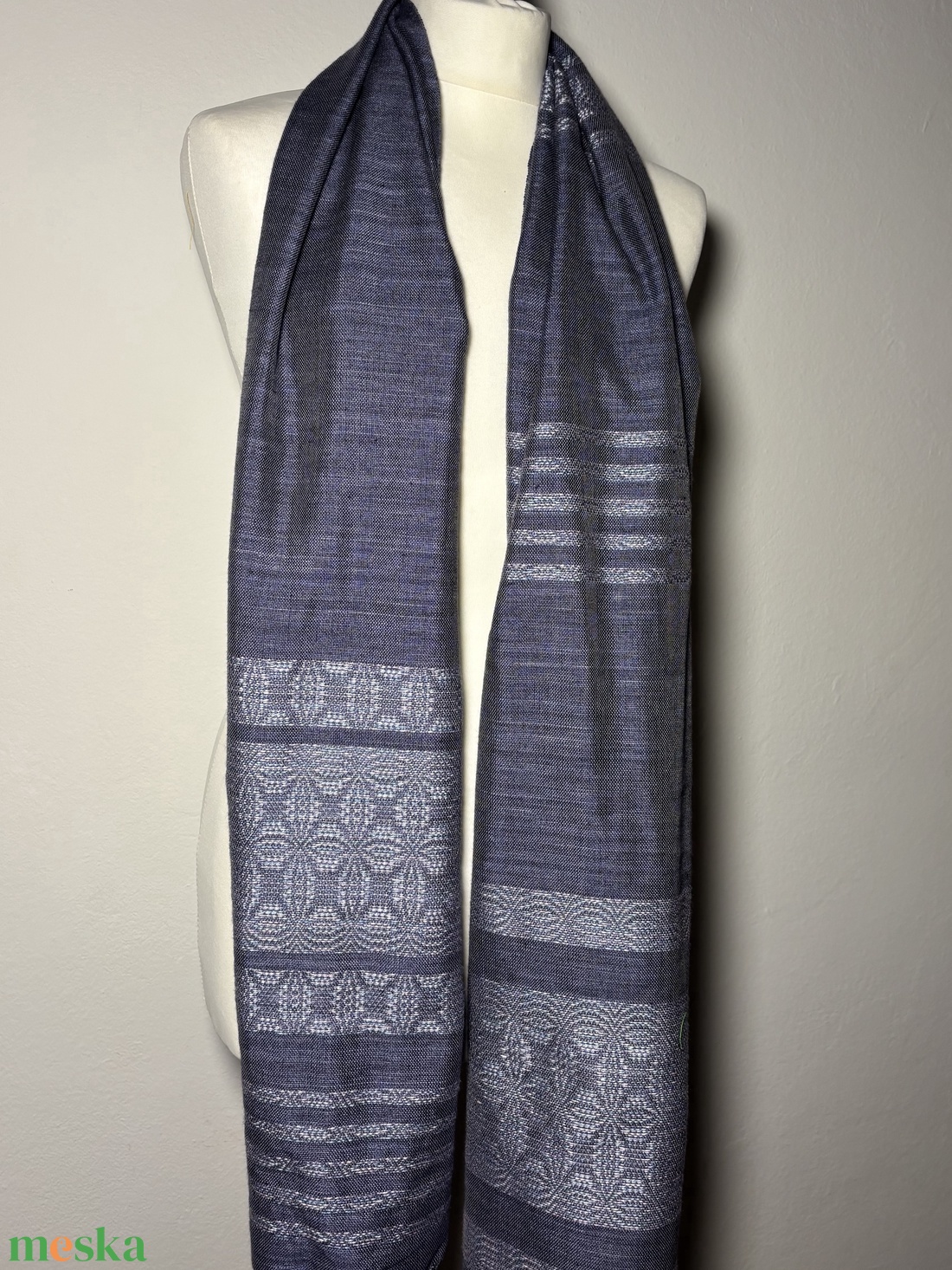 Kézzel szőtt kékesszürke hernyóselyem kendő liliom mintával  Egyedi kézműves női kiegészítő - ruha & divat - sál, sapka, kendő - kendő - Meska.hu