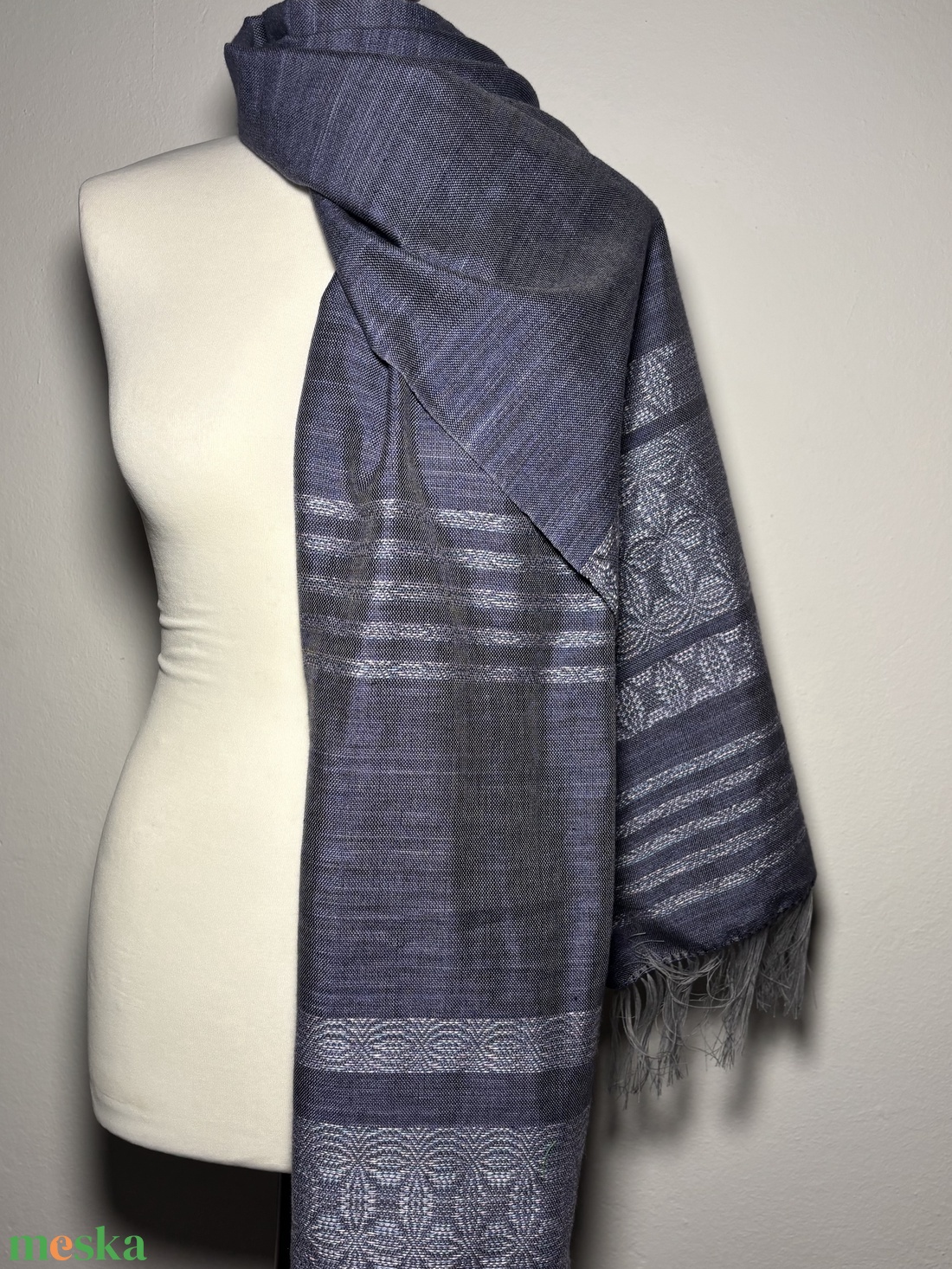 Kézzel szőtt kékesszürke hernyóselyem kendő liliom mintával  Egyedi kézműves női kiegészítő - ruha & divat - sál, sapka, kendő - kendő - Meska.hu