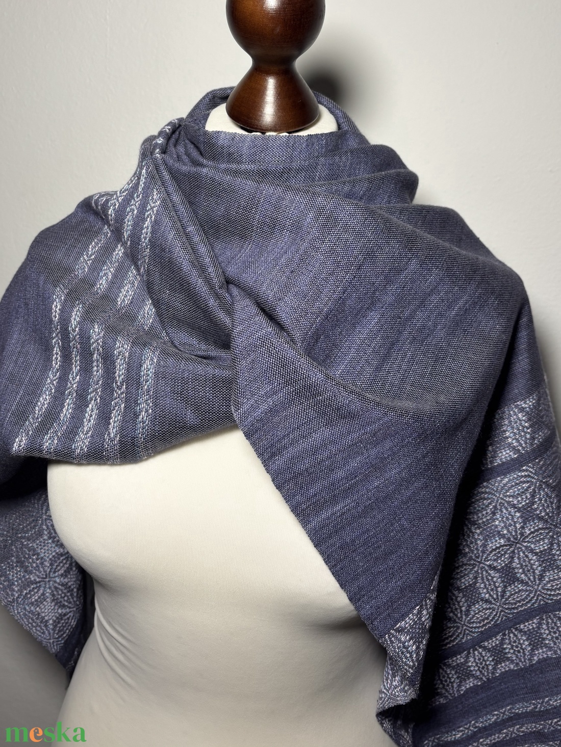 Kézzel szőtt kékesszürke hernyóselyem kendő liliom mintával  Egyedi kézműves női kiegészítő - ruha & divat - sál, sapka, kendő - kendő - Meska.hu