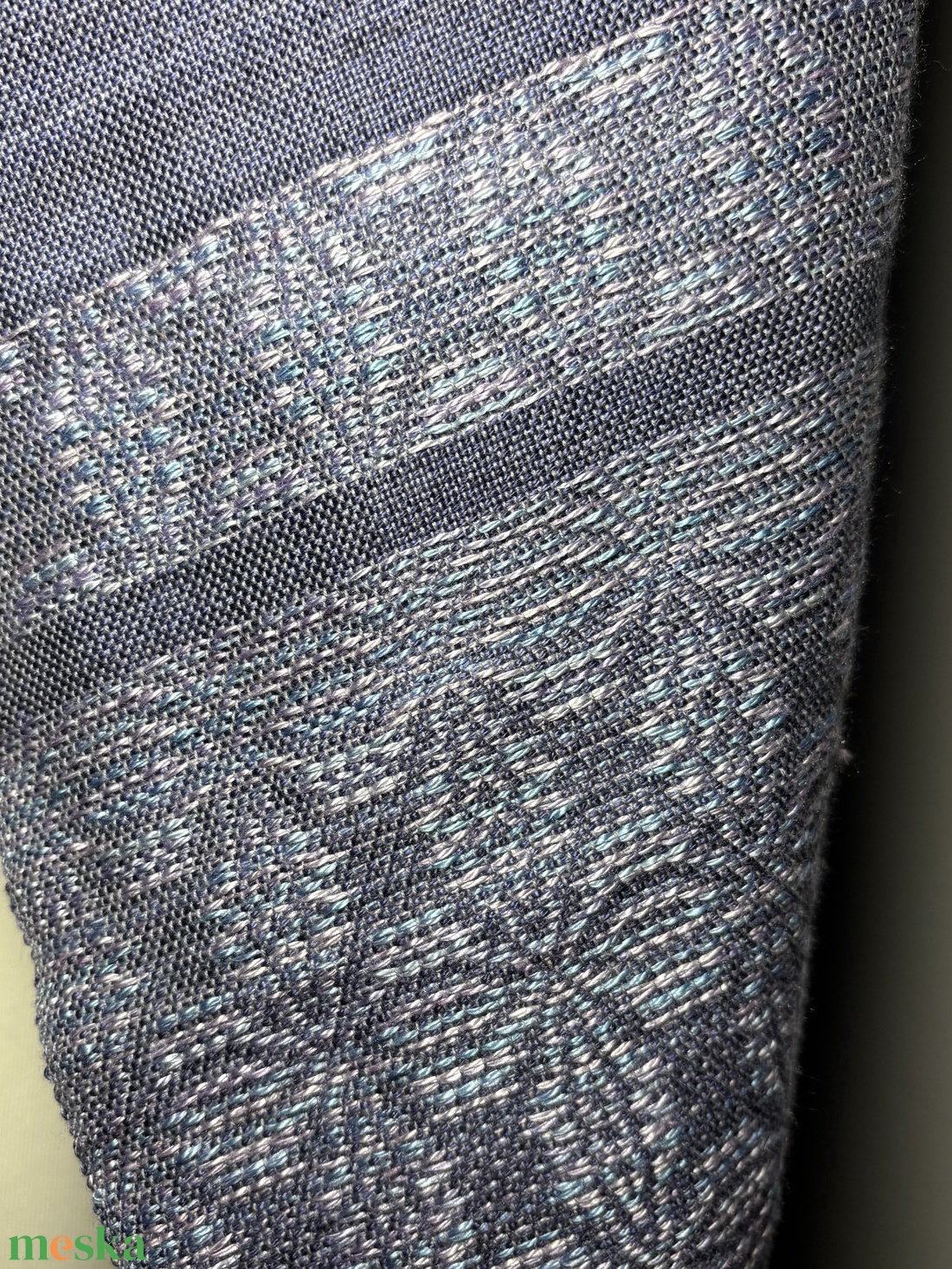 Kézzel szőtt kékesszürke hernyóselyem kendő liliom mintával  Egyedi kézműves női kiegészítő - ruha & divat - sál, sapka, kendő - kendő - Meska.hu