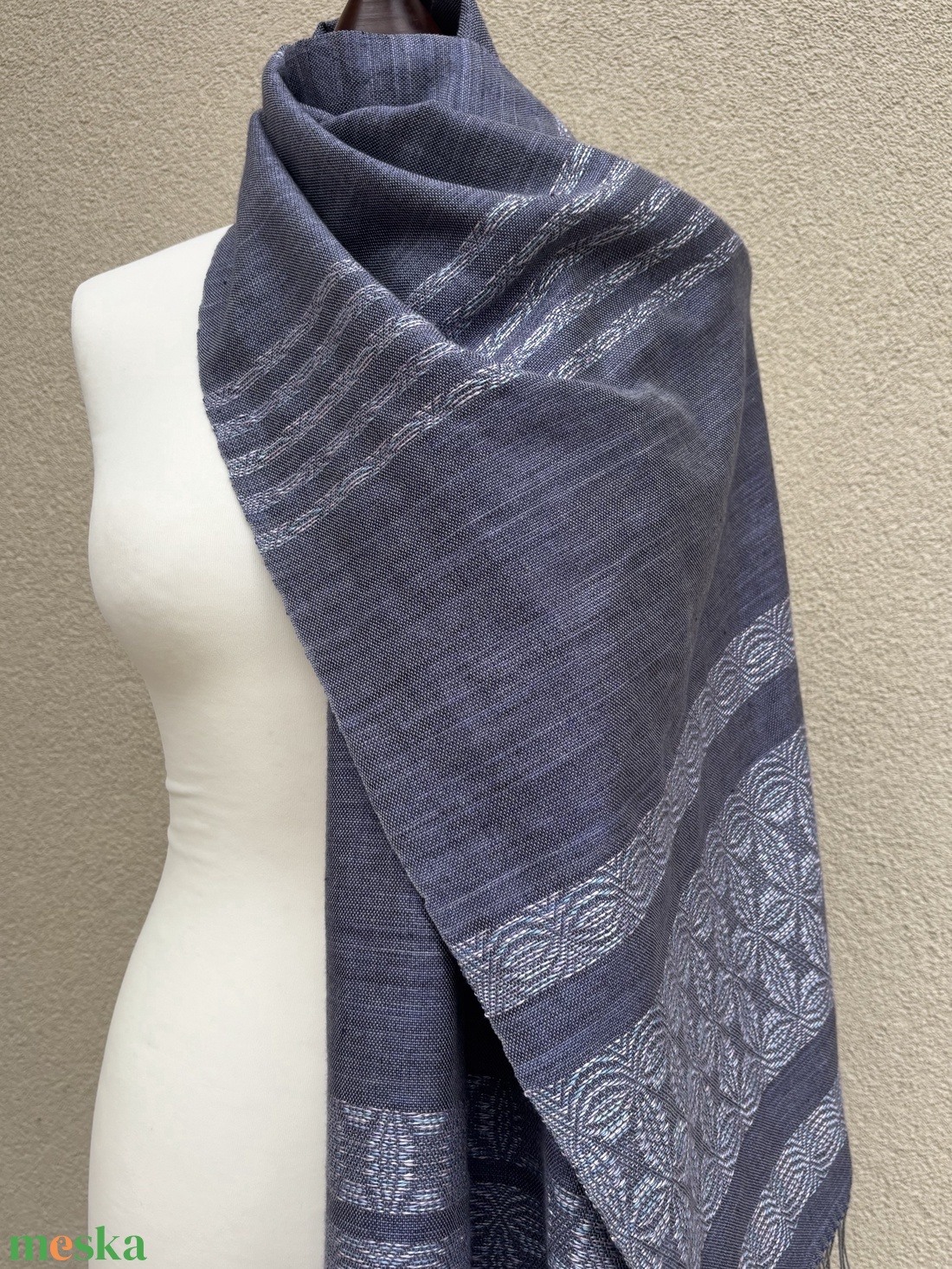 Kézzel szőtt kékesszürke hernyóselyem kendő liliom mintával � Egyedi kézműves női kiegészítő - ruha & divat - sál, sapka, kendő - kendő - Meska.hu