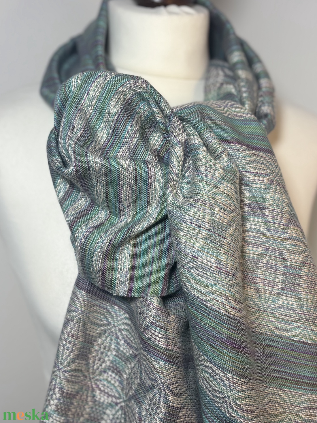 Kézzel szőtt Zöldes Lilás Selyemkendő liliom mintával � Egyedi kézműves női kiegészítő - ruha & divat - sál, sapka, kendő - kendő - Meska.hu