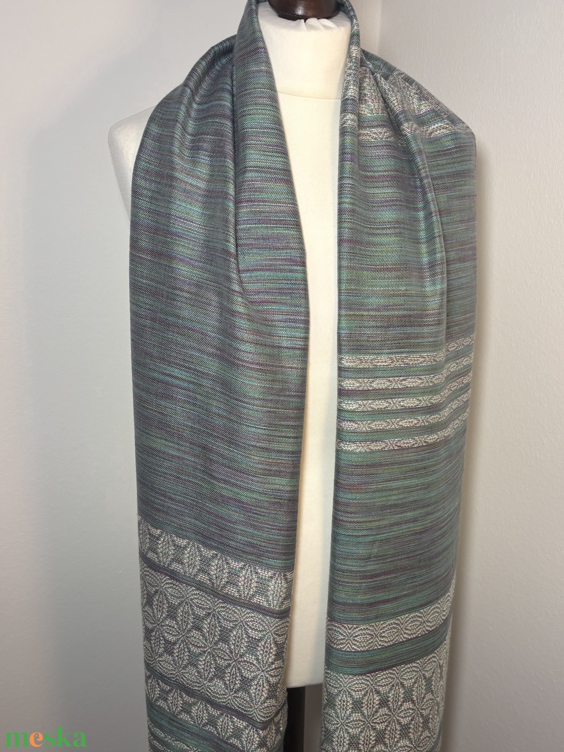 Kézzel szőtt Zöldes Lilás Selyemkendő liliom mintával � Egyedi kézműves női kiegészítő - ruha & divat - sál, sapka, kendő - kendő - Meska.hu