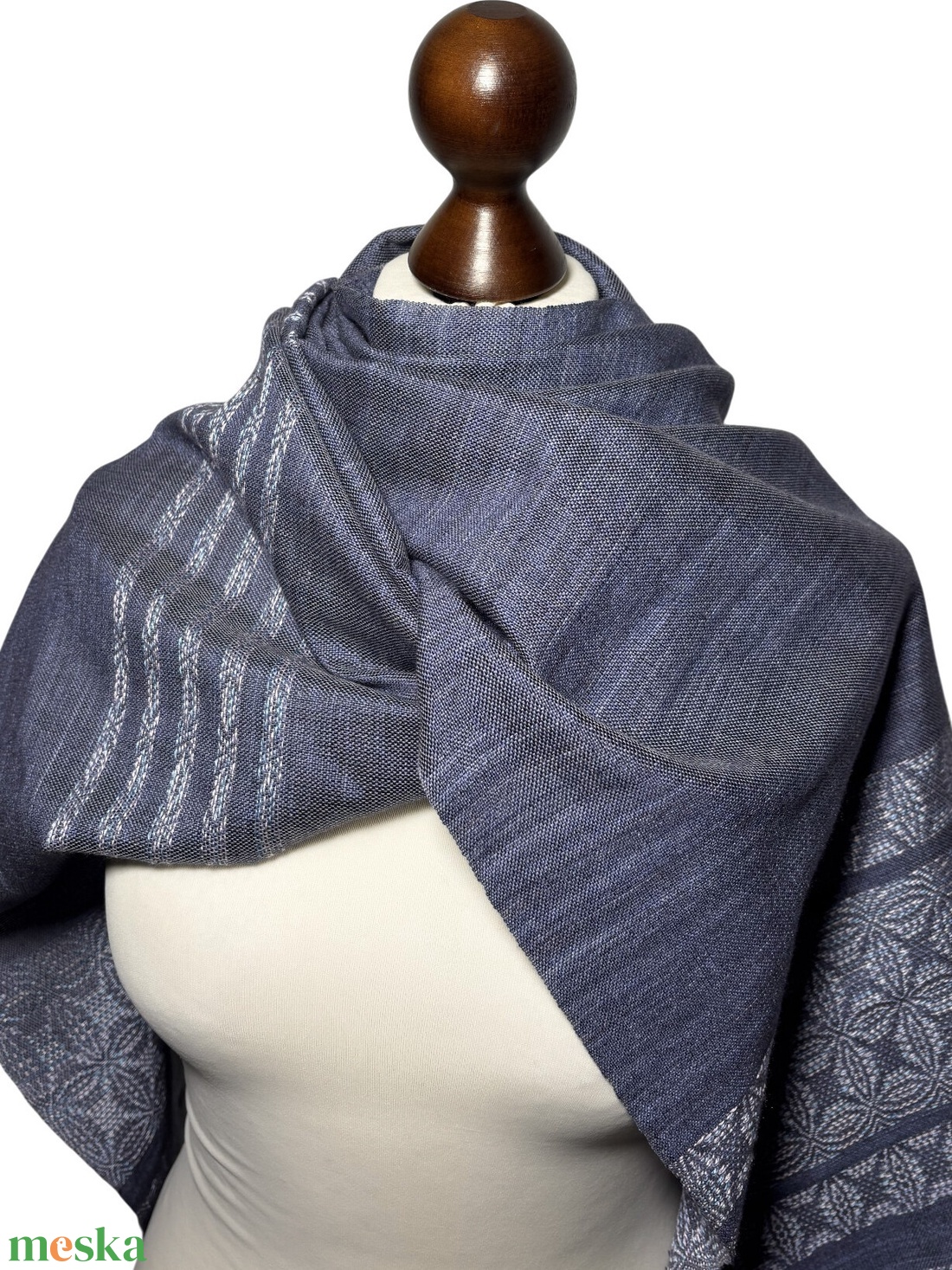 Kézzel szőtt kékesszürke hernyóselyem kendő liliom mintával � Egyedi kézműves női kiegészítő - ruha & divat - sál, sapka, kendő - kendő - Meska.hu