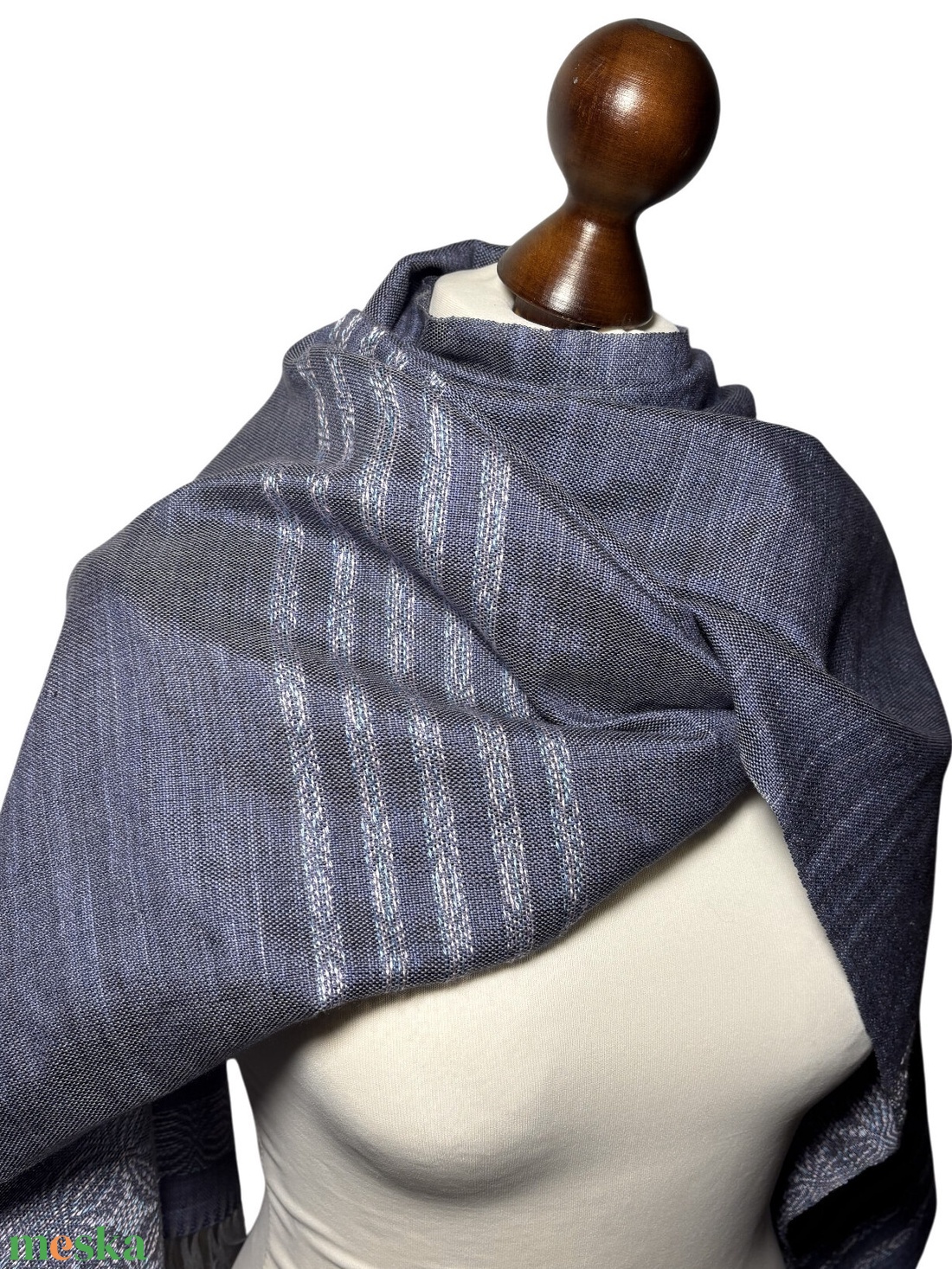 Kézzel szőtt kékesszürke hernyóselyem kendő liliom mintával � Egyedi kézműves női kiegészítő - ruha & divat - sál, sapka, kendő - kendő - Meska.hu