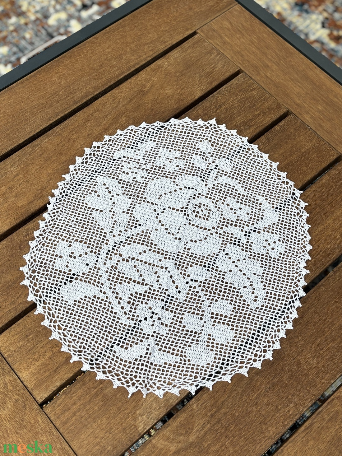Kézzel horgolt csipke asztaldísz � virágmintás, ovális terítő (38 x 36 cm) - otthon & életmód - lakástextil - abrosz, terítő - asztalközép terítő - Meska.hu