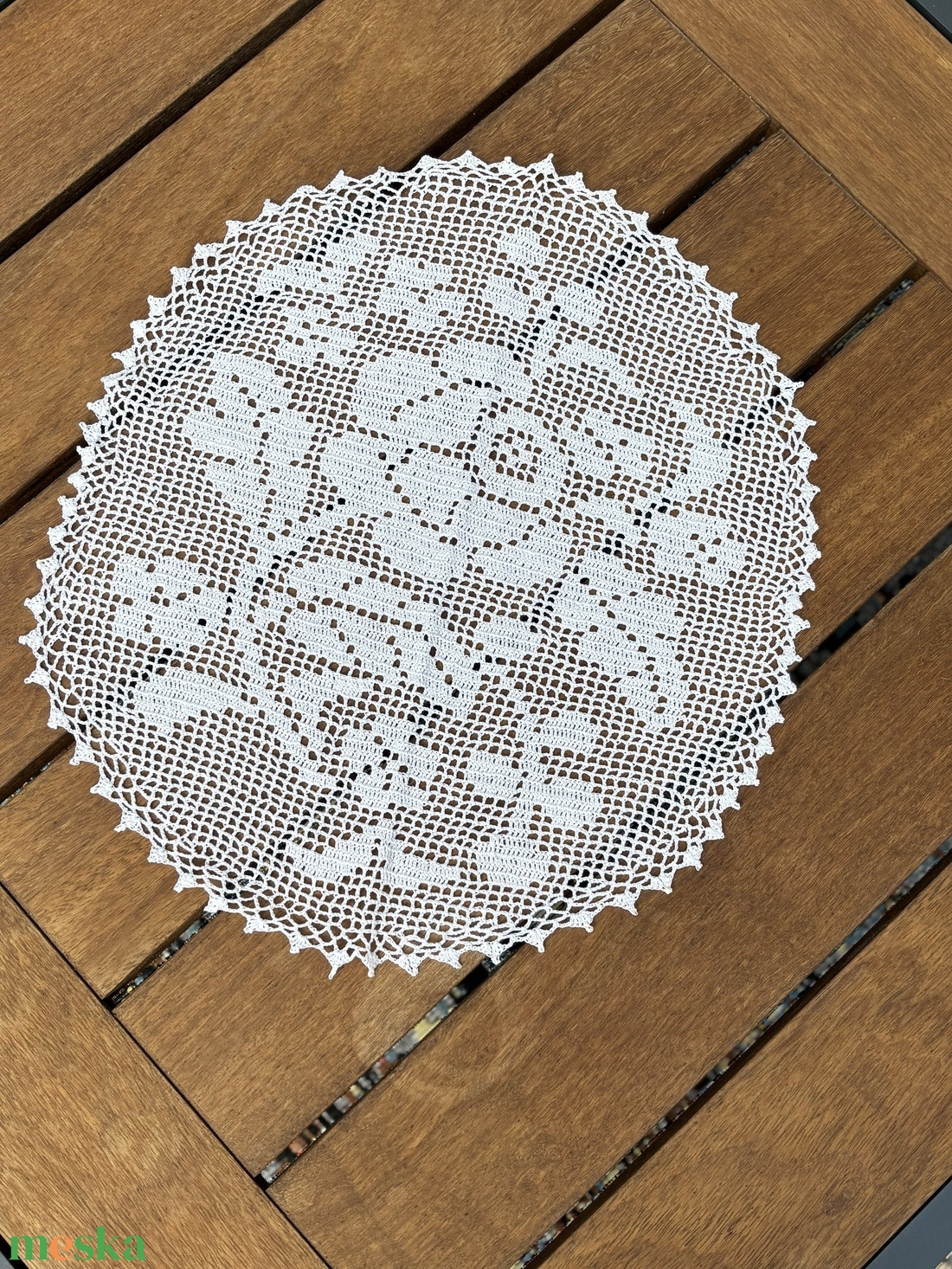 Kézzel horgolt csipke asztaldísz � virágmintás, ovális terítő (38 x 36 cm) - otthon & életmód - lakástextil - abrosz, terítő - asztalközép terítő - Meska.hu