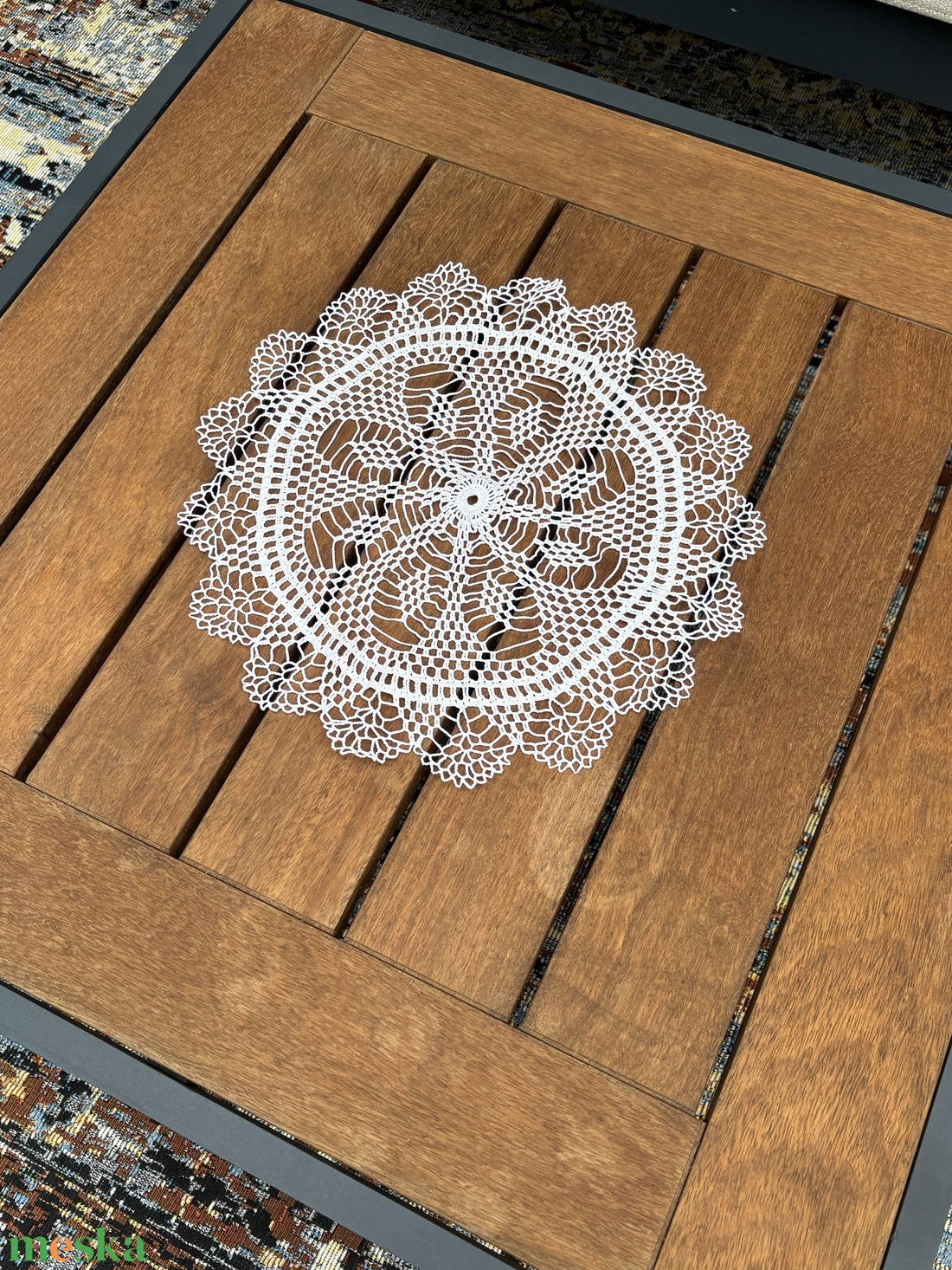 Kézzel horgolt csipke asztaldísz � virágmintás, kerek asztalközép (38 x 38 cm) - otthon & életmód - lakástextil - abrosz, terítő - asztalközép terítő - Meska.hu