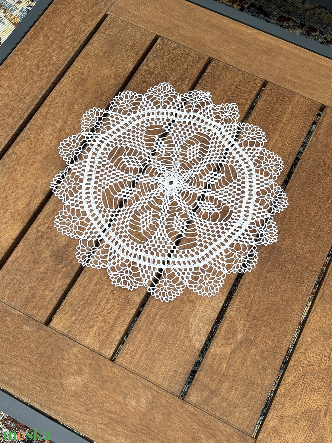 Kézzel horgolt csipke asztaldísz � virágmintás, kerek asztalközép (38 x 38 cm) - otthon & életmód - lakástextil - abrosz, terítő - asztalközép terítő - Meska.hu