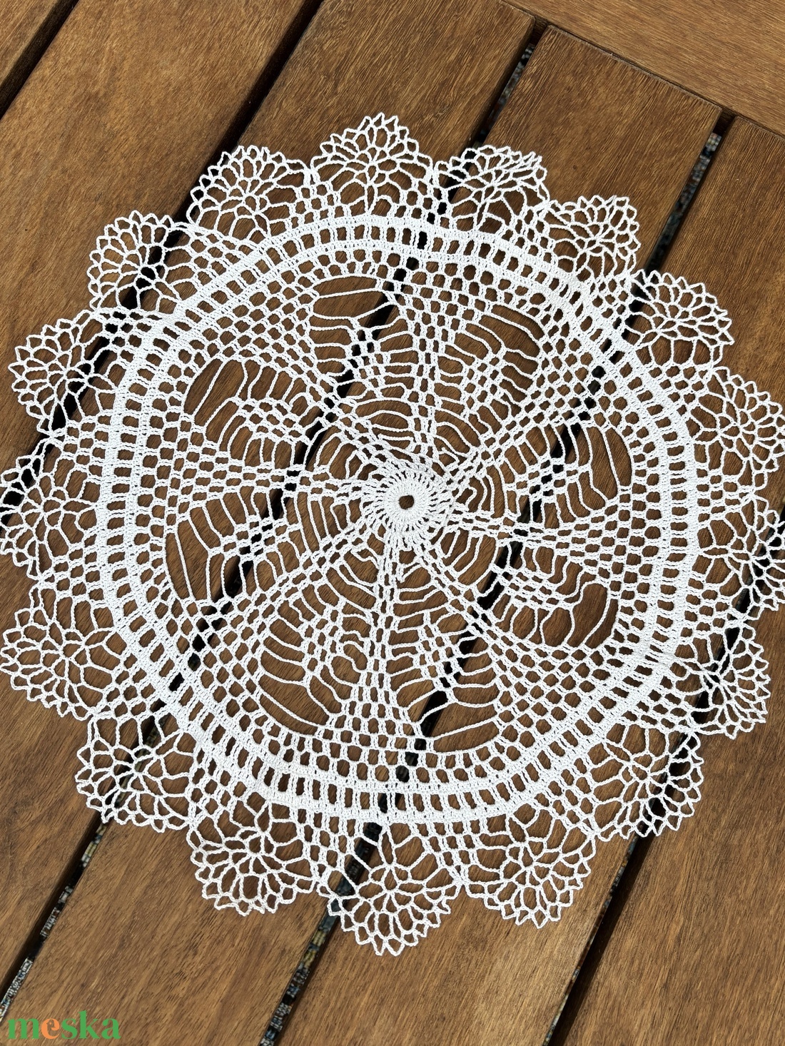 Kézzel horgolt csipke asztaldísz � virágmintás, kerek asztalközép (38 x 38 cm) - otthon & életmód - lakástextil - abrosz, terítő - asztalközép terítő - Meska.hu