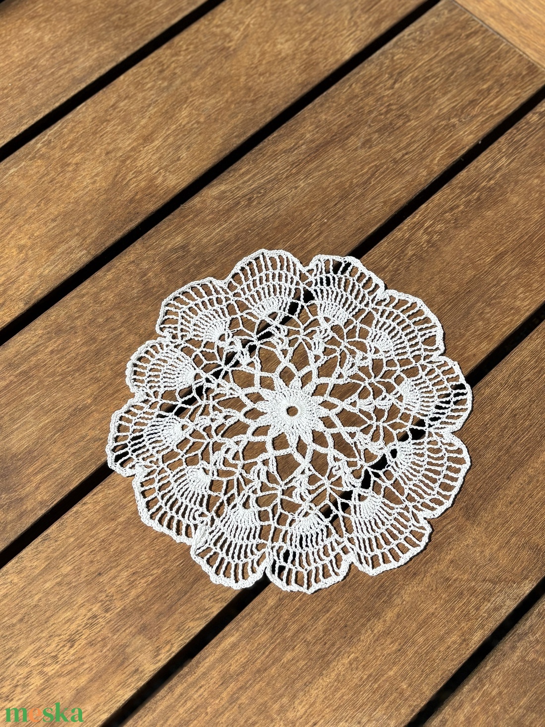Kézzel horgolt csipke asztaldísz � virágmintás, kerek asztalközép (19 x 19 cm) - otthon & életmód - lakástextil - abrosz, terítő - asztalközép terítő - Meska.hu