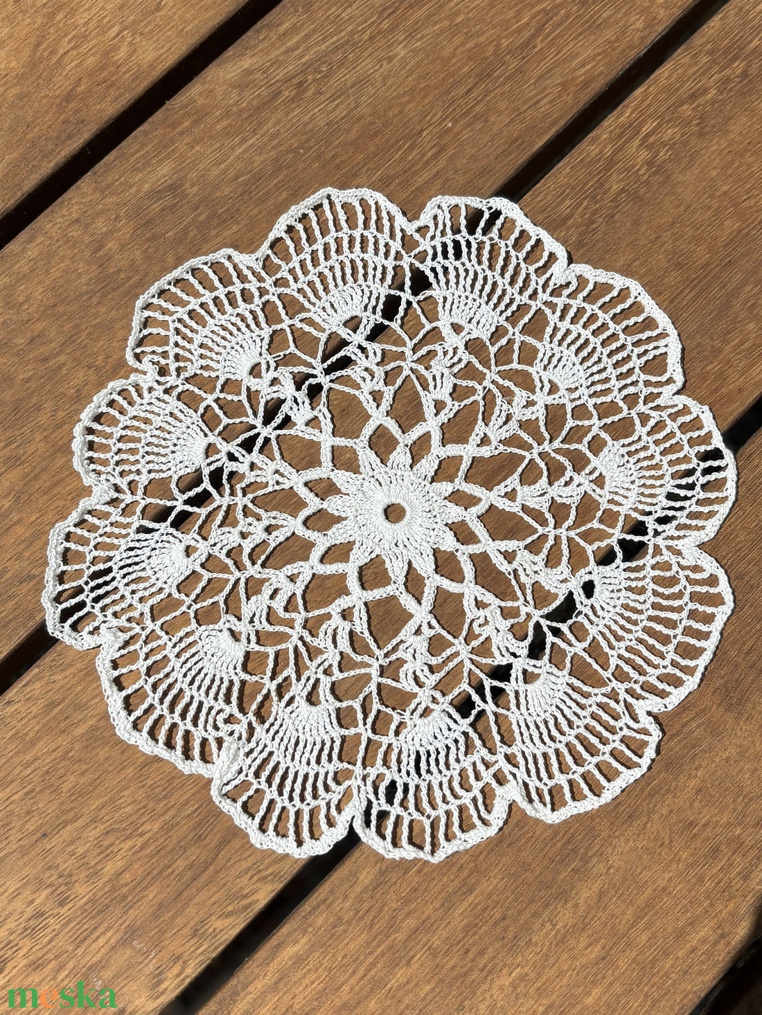 Kézzel horgolt csipke asztaldísz � virágmintás, kerek asztalközép (19 x 19 cm) - otthon & életmód - lakástextil - abrosz, terítő - asztalközép terítő - Meska.hu